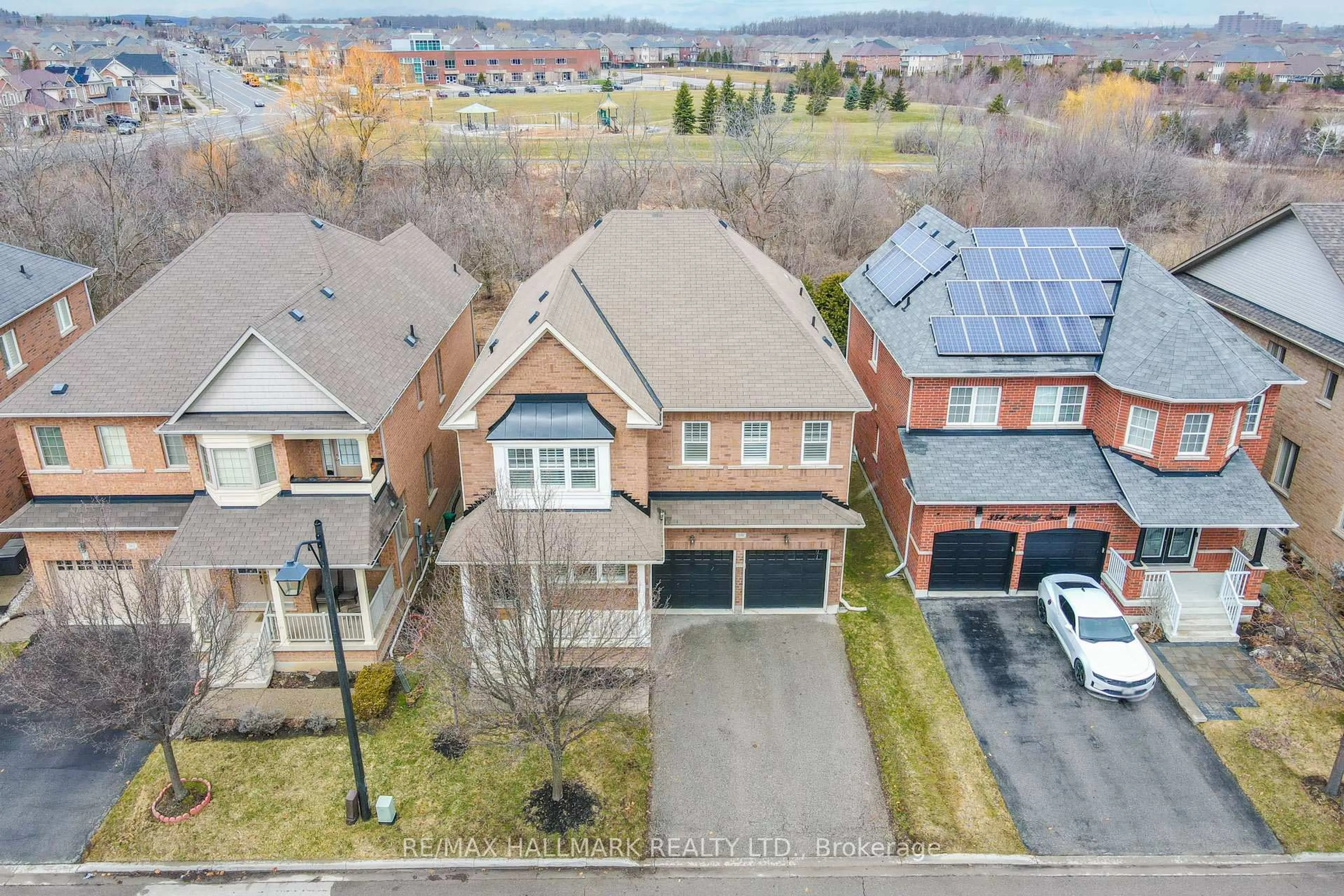 A pic from outside/outdoor area/front of a property/back of a property/a pic from drone, street for 358 Malboeuf Crt, Milton Ontario L9T 7Y3