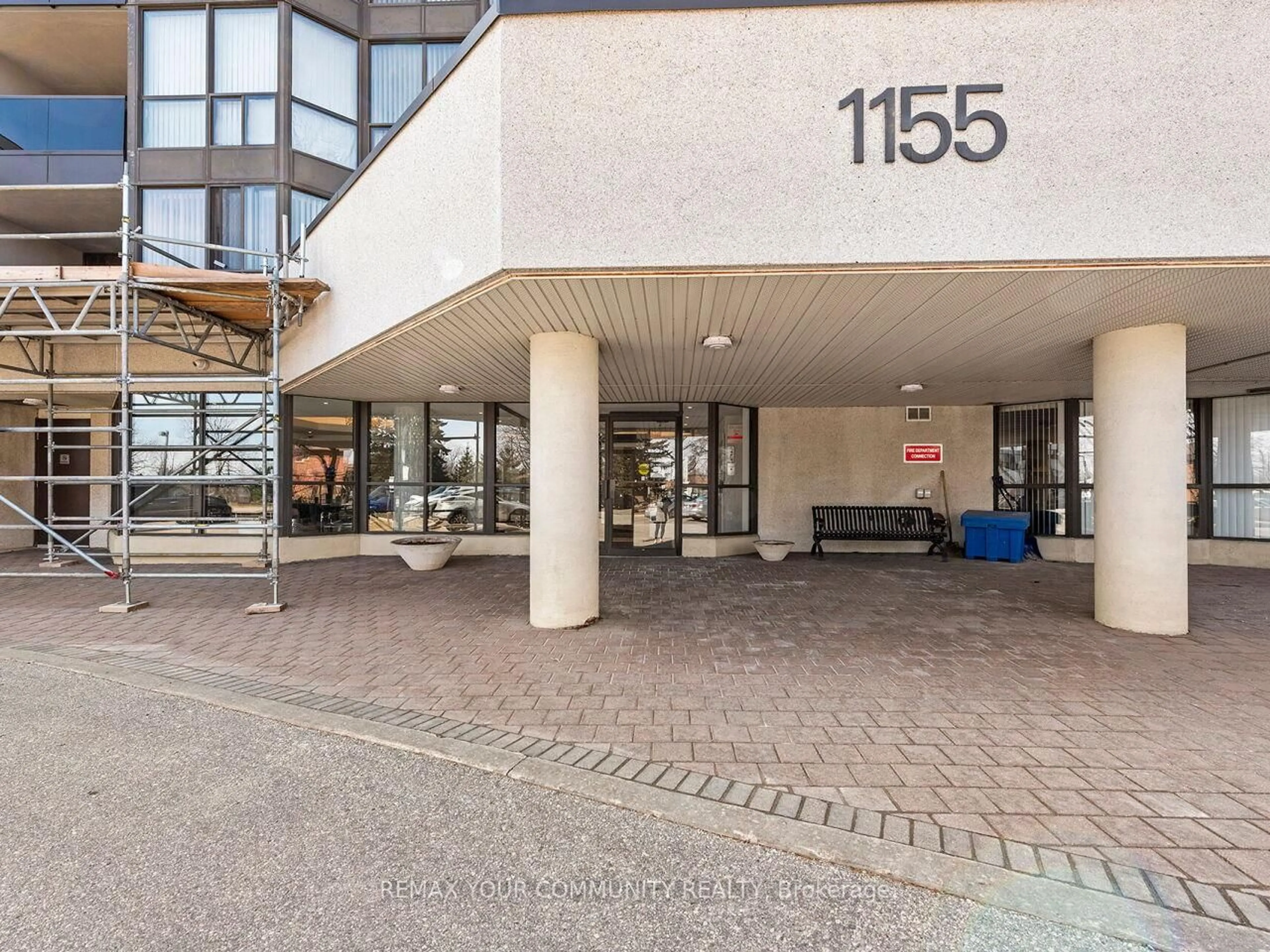 Indoor foyer for 1155 Bough Beeches Blvd #801, Mississauga Ontario L4W 4N2