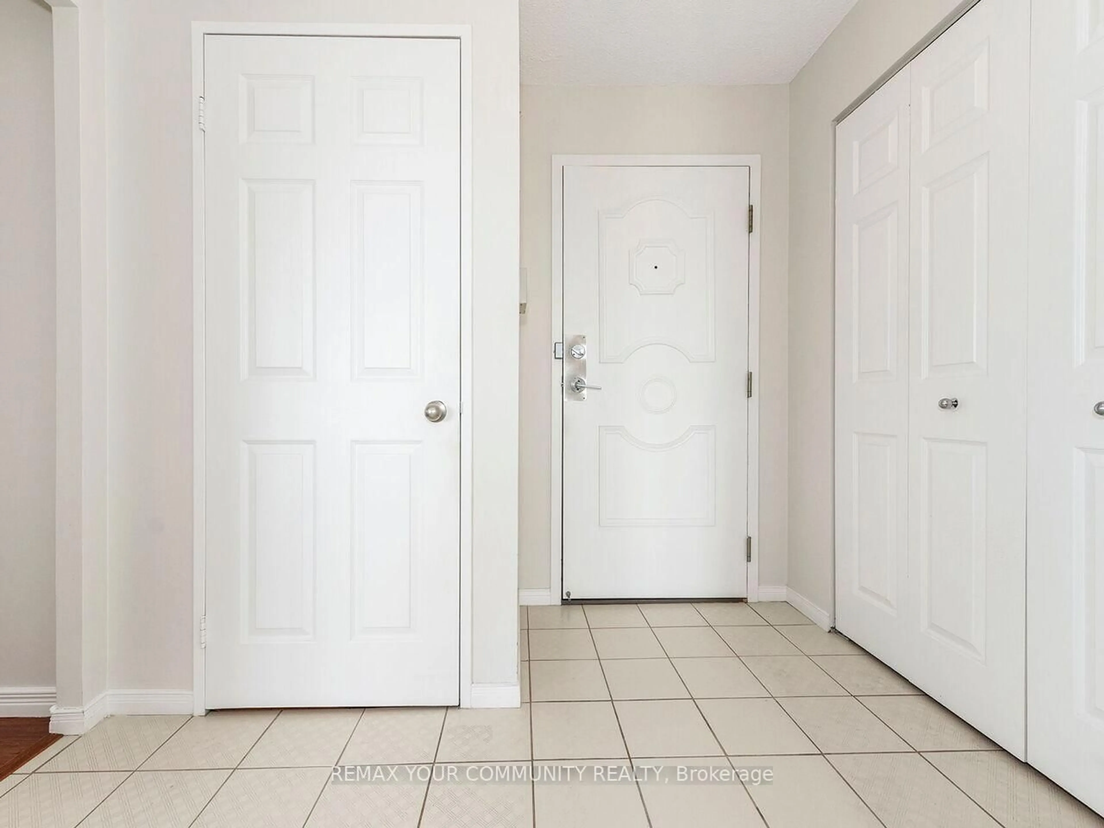Indoor entryway for 1155 Bough Beeches Blvd #801, Mississauga Ontario L4W 4N2