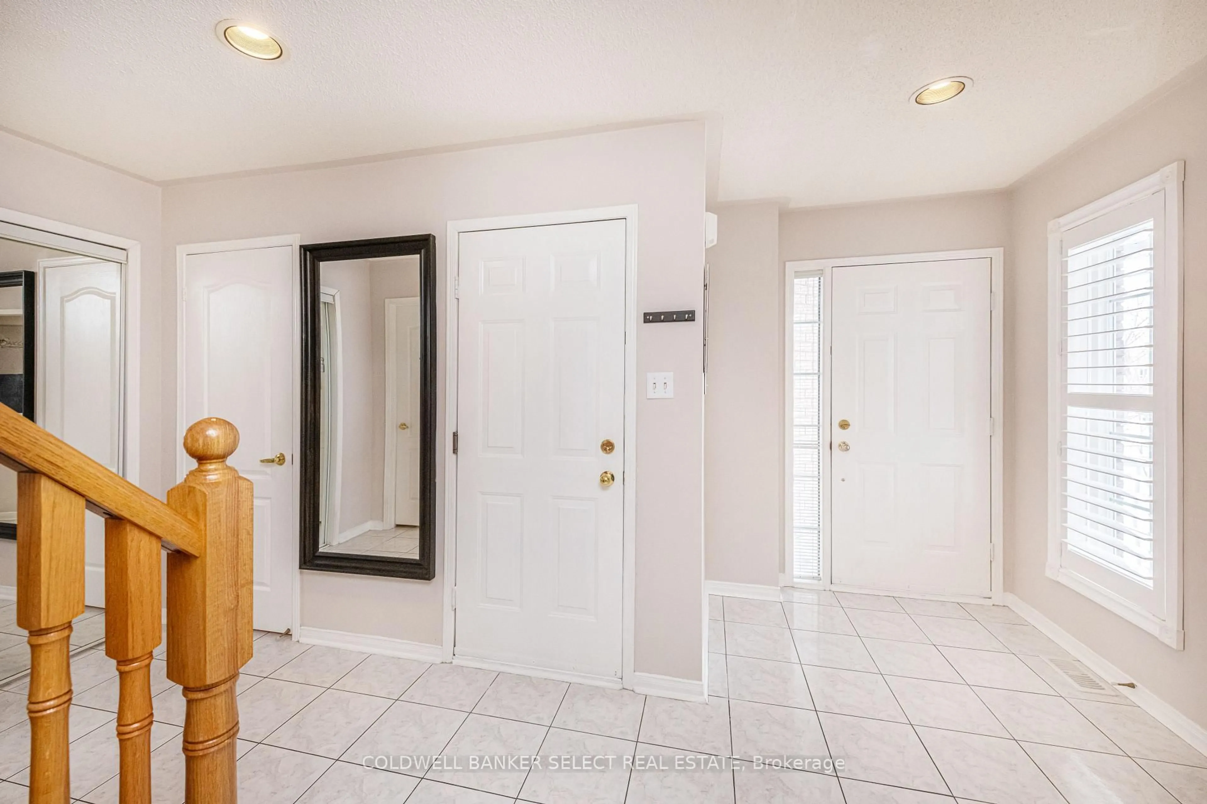 Indoor entryway for 29 Autumn Oak Crt, Caledon Ontario L7E 1X6