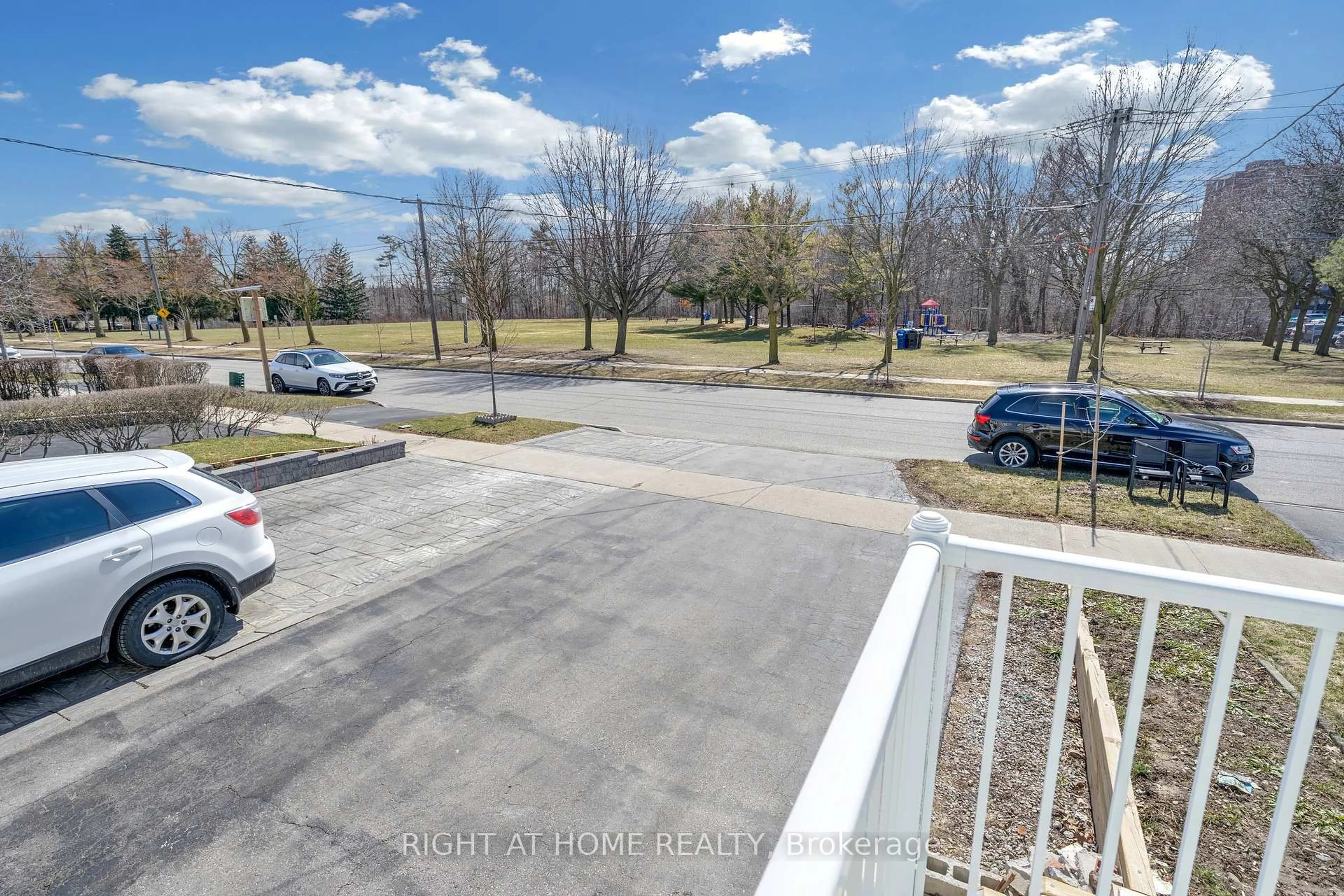 A pic from outside/outdoor area/front of a property/back of a property/a pic from drone, street for 86 Topcliff Ave, Toronto Ontario M3N 1L8