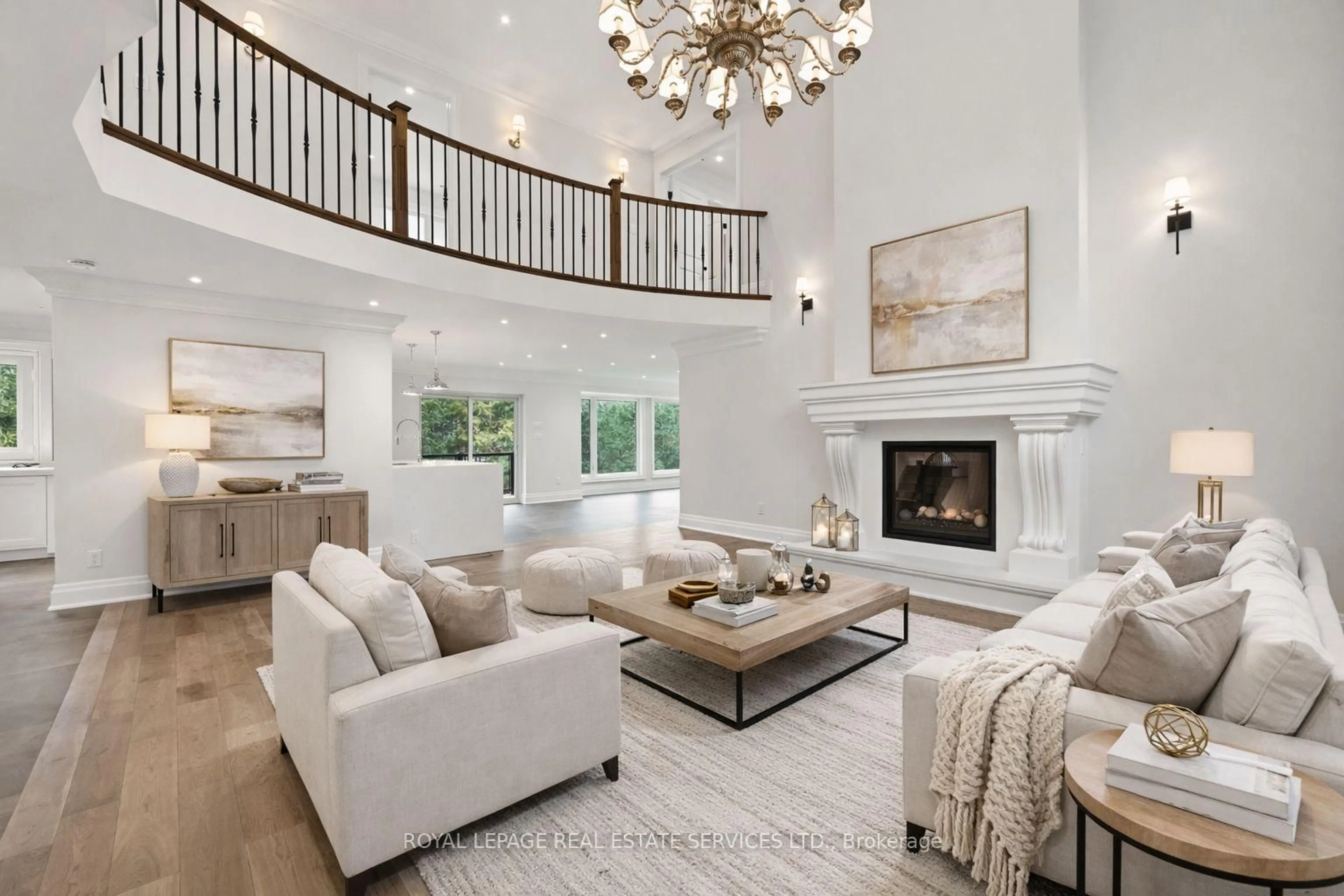 Living room with furniture, unknown for 1601 Venetia Dr, Oakville Ontario L6L 1K8