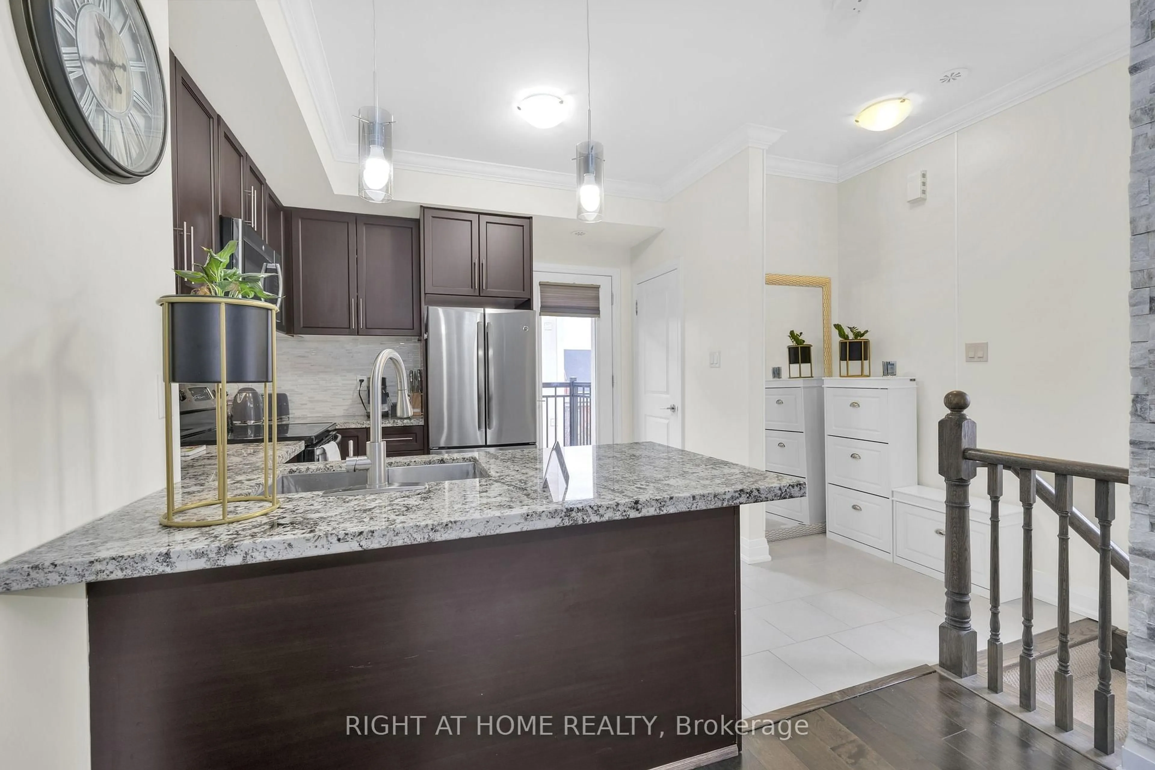 Open concept kitchen, ceramic/tile floor for 3077 Cawthra Rd #18, Mississauga Ontario L5A 2X4