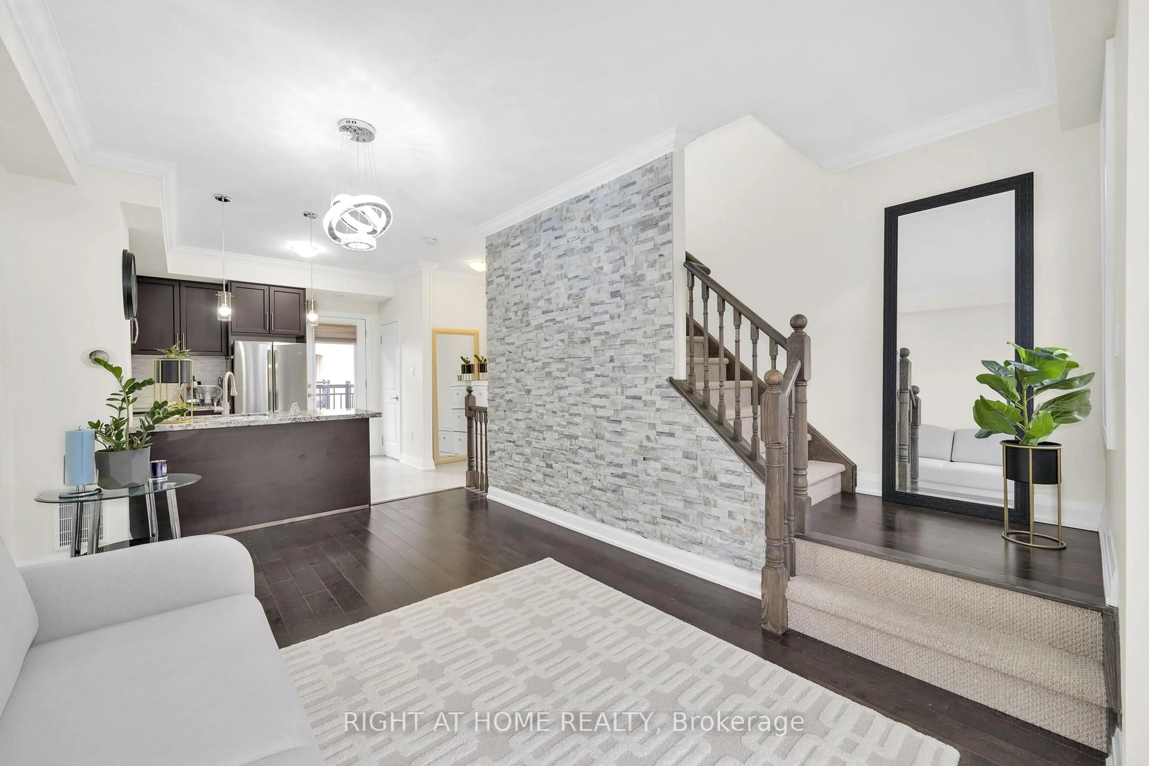 Indoor entryway for 3077 Cawthra Rd #18, Mississauga Ontario L5A 2X4