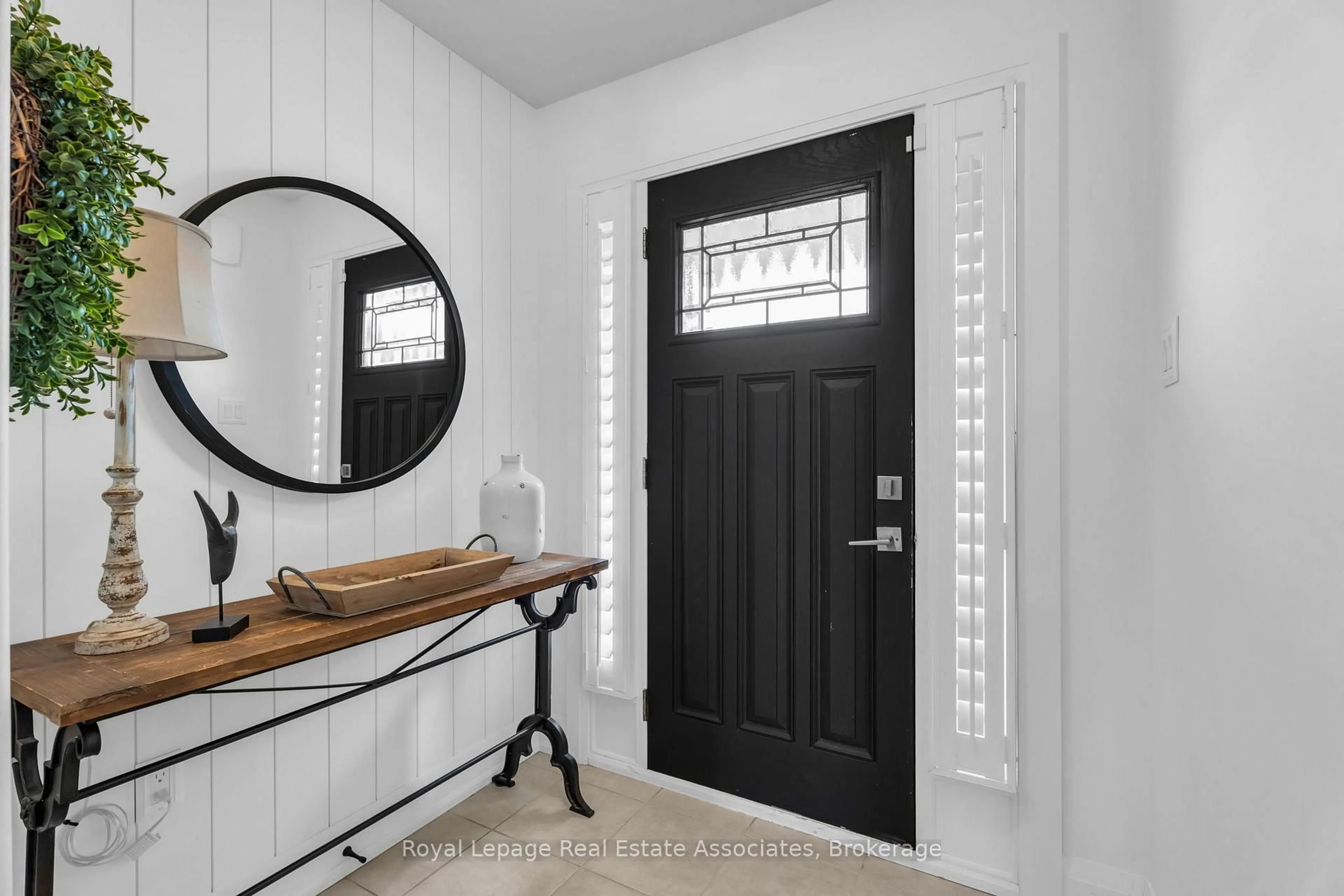 Indoor entryway for 15 Winterton Crt, Orangeville Ontario L9W 5H8