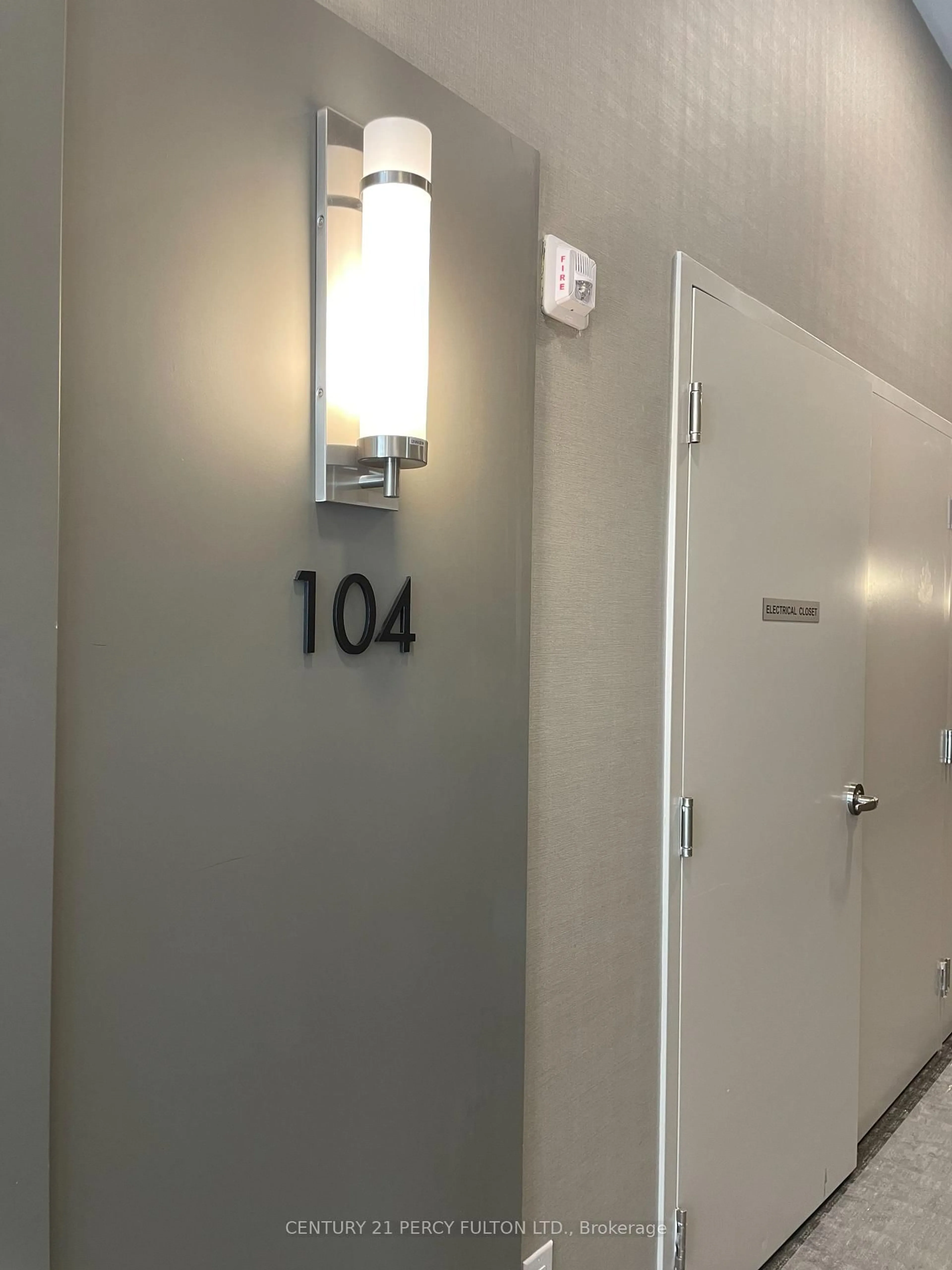 Indoor foyer for 160 Canon Jackson Dr #A104, Toronto Ontario M6M 0C1