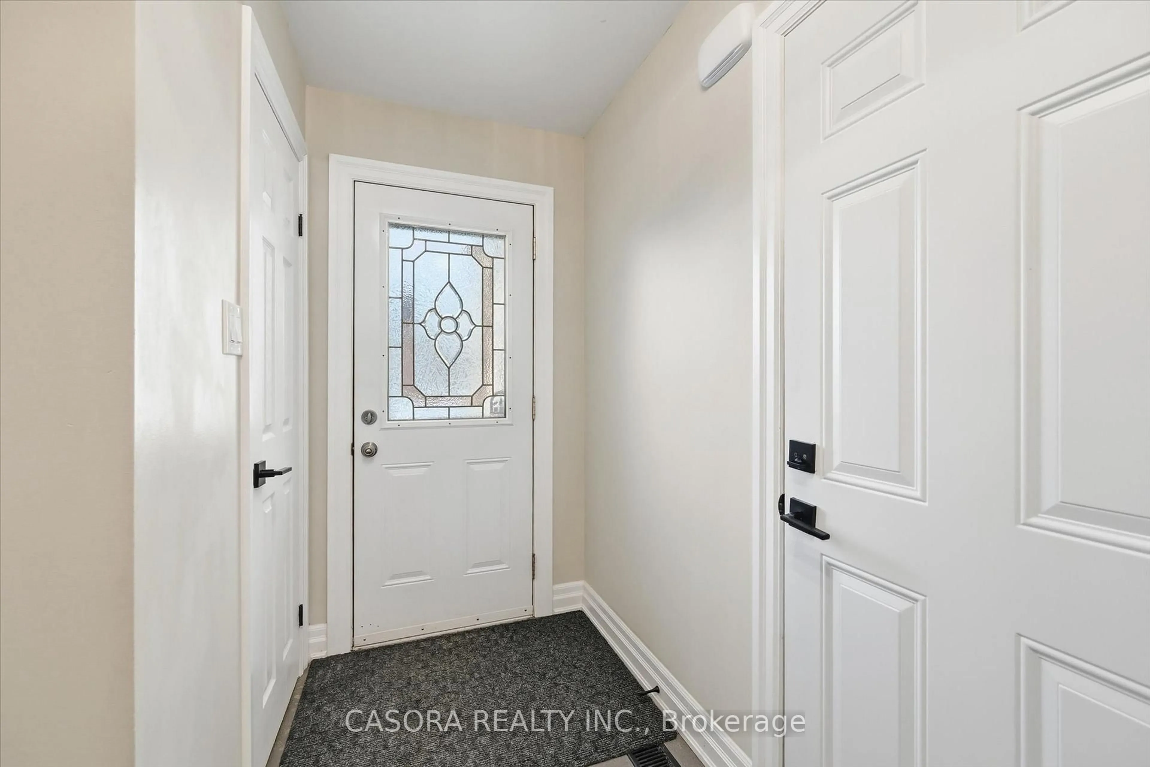 Indoor entryway for 680 Regency Crt #112, Burlington Ontario L7N 3L9