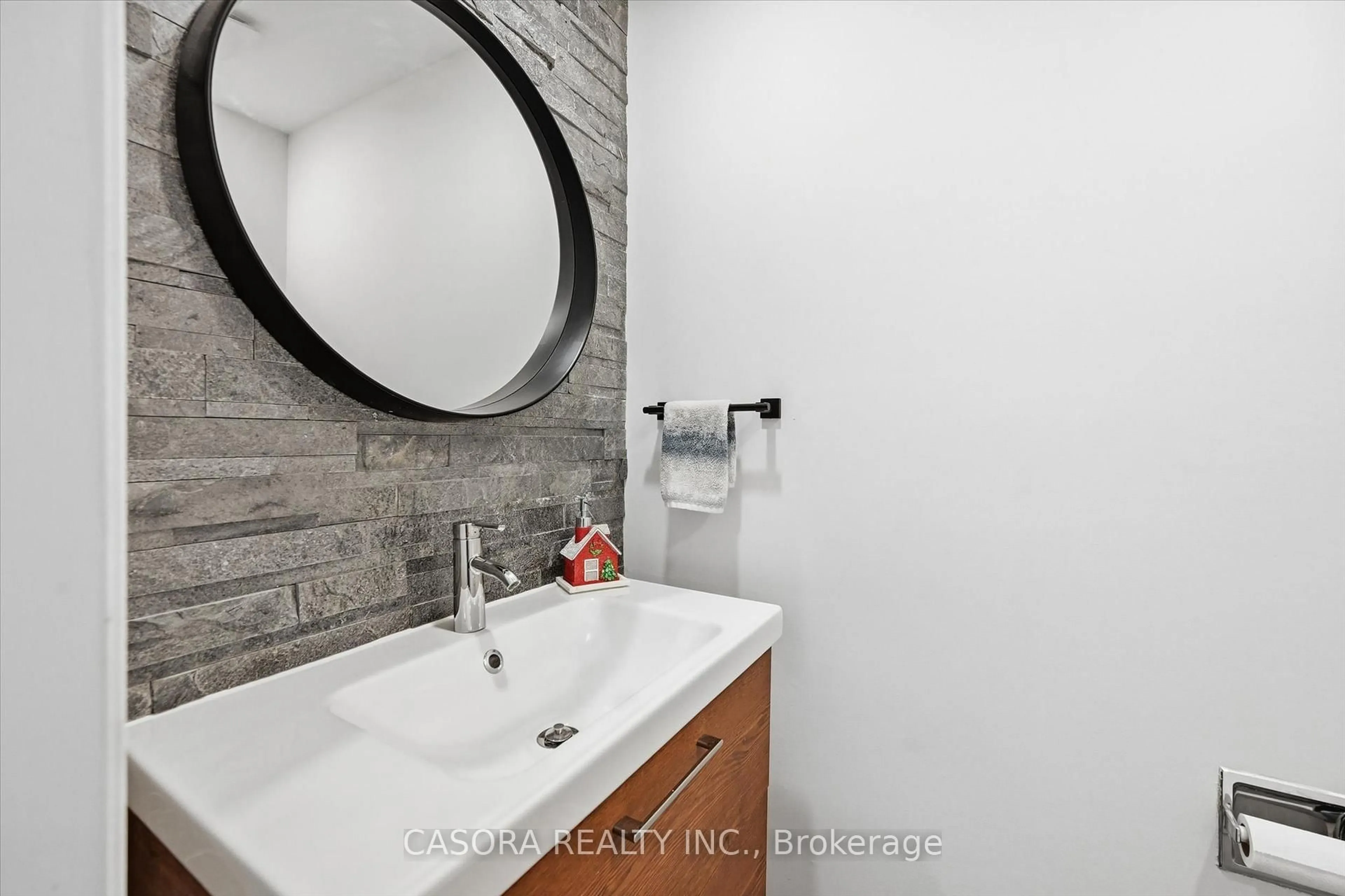 Contemporary bathroom, ceramic/tile floor for 680 Regency Crt #112, Burlington Ontario L7N 3L9