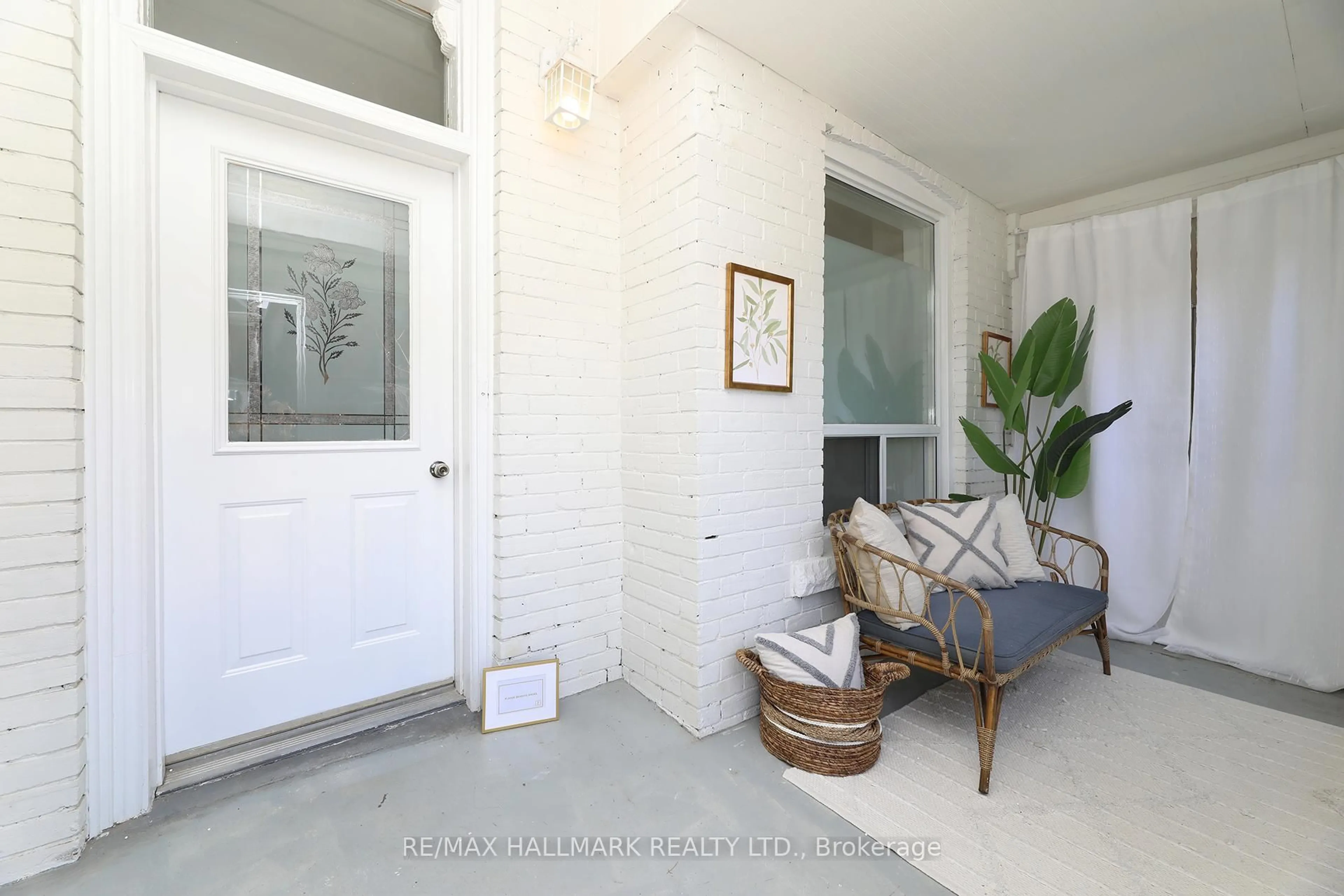 Indoor entryway for 391 Delaware Ave, Toronto Ontario M6H 2T7