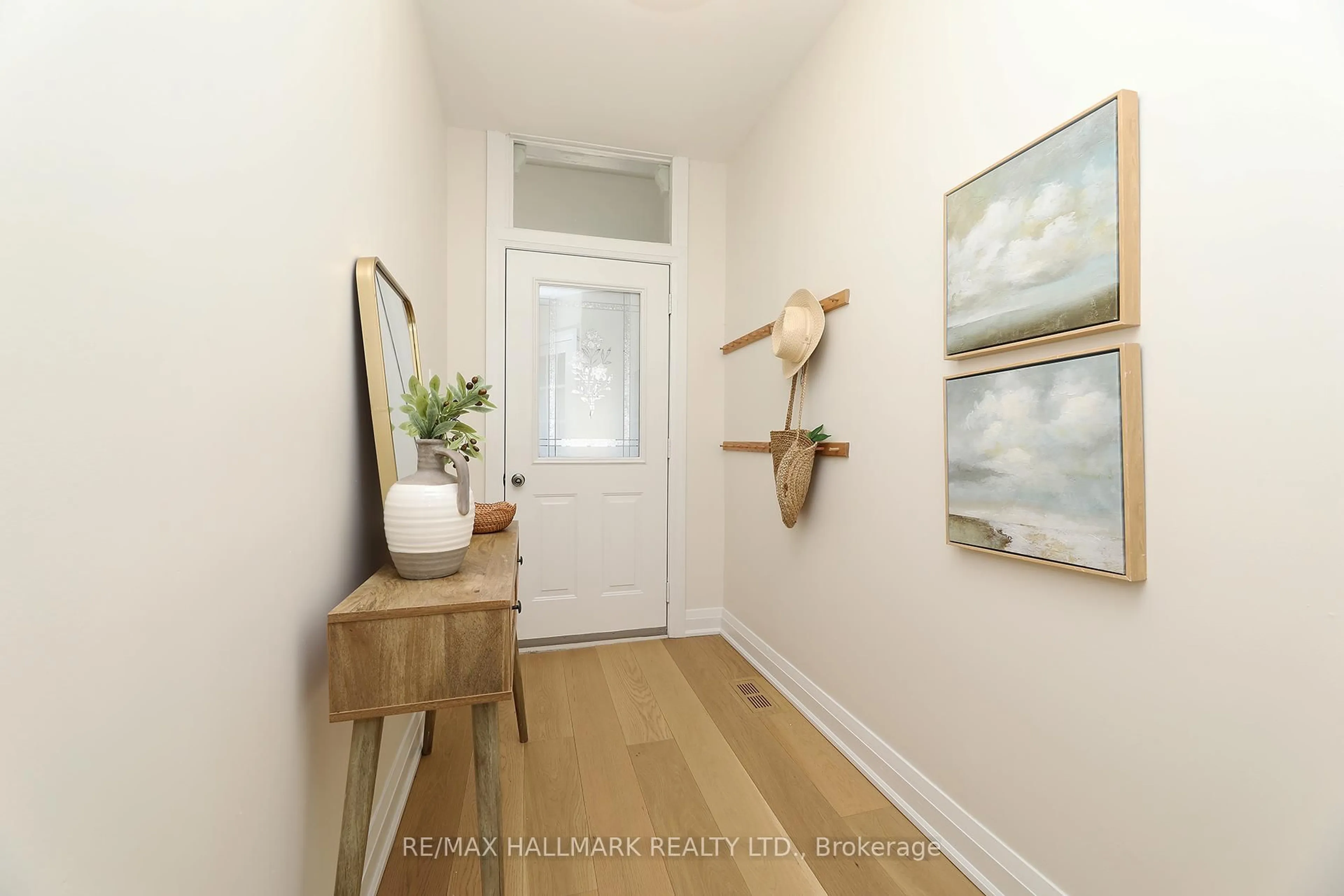Indoor entryway for 391 Delaware Ave, Toronto Ontario M6H 2T7