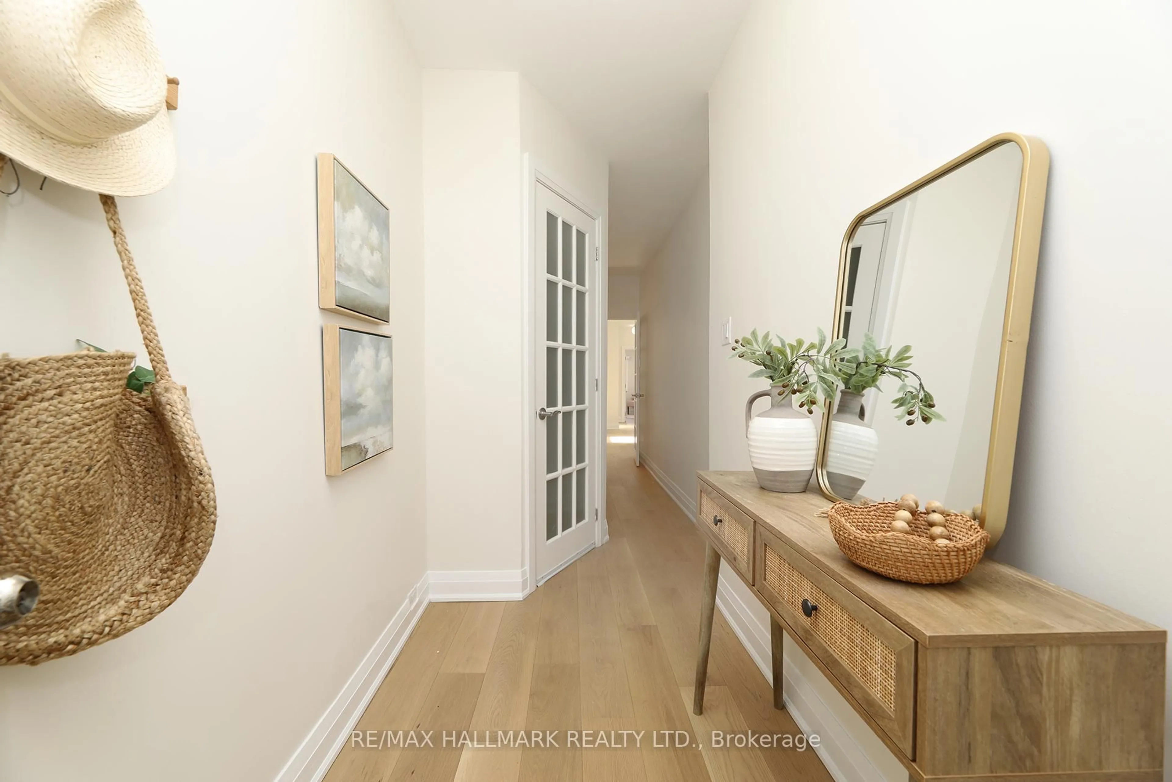 Indoor entryway for 391 Delaware Ave, Toronto Ontario M6H 2T7