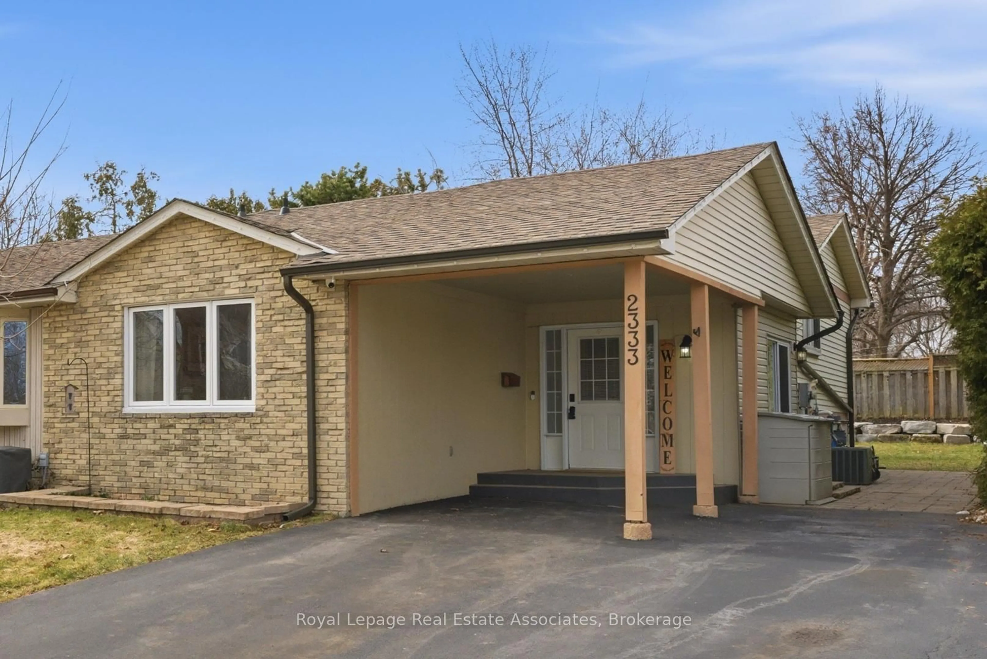 Home with vinyl exterior material, street for 2333 Melissa Cres, Burlington Ontario L7P 3T5