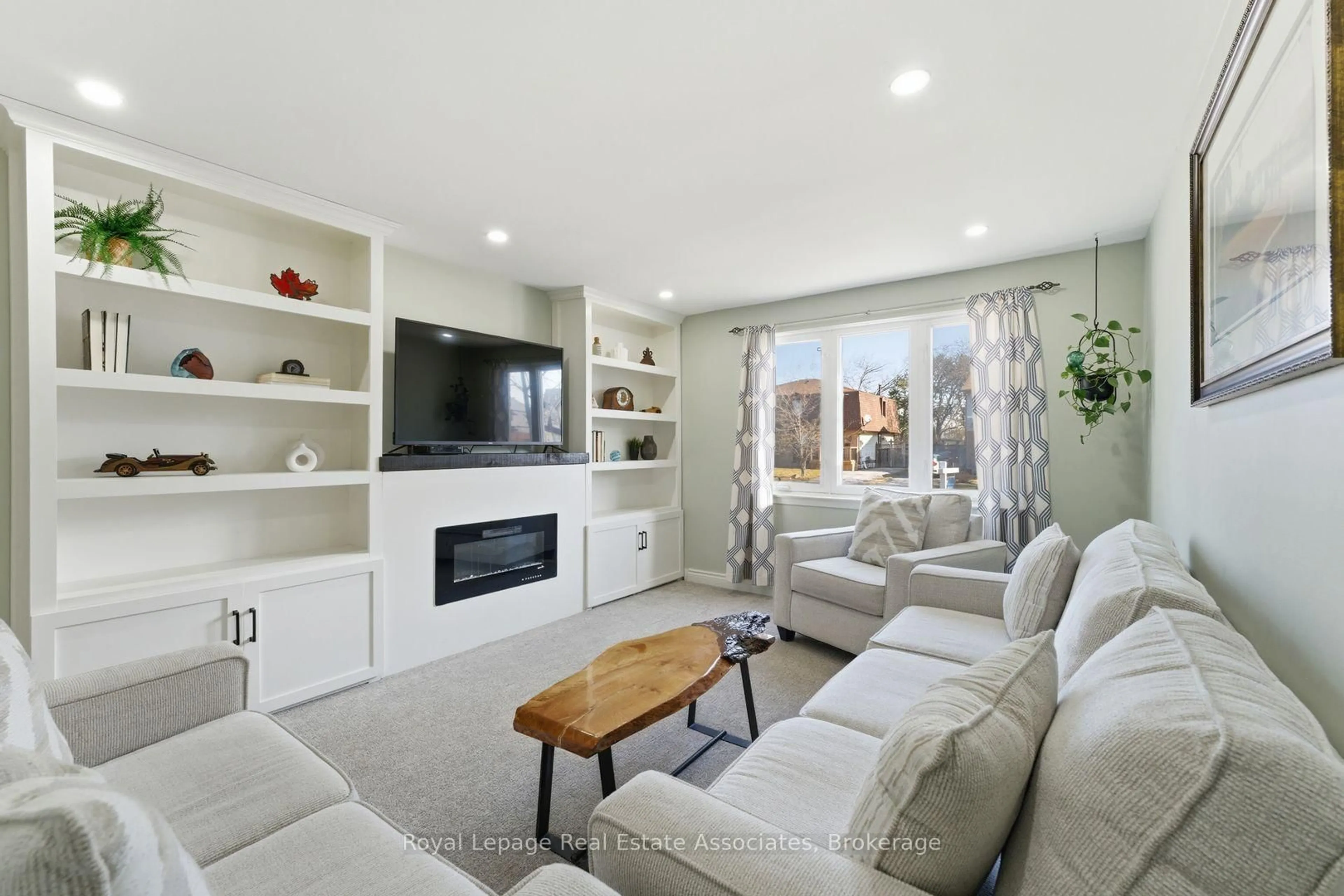 Living room with furniture, unknown for 2333 Melissa Cres, Burlington Ontario L7P 3T5