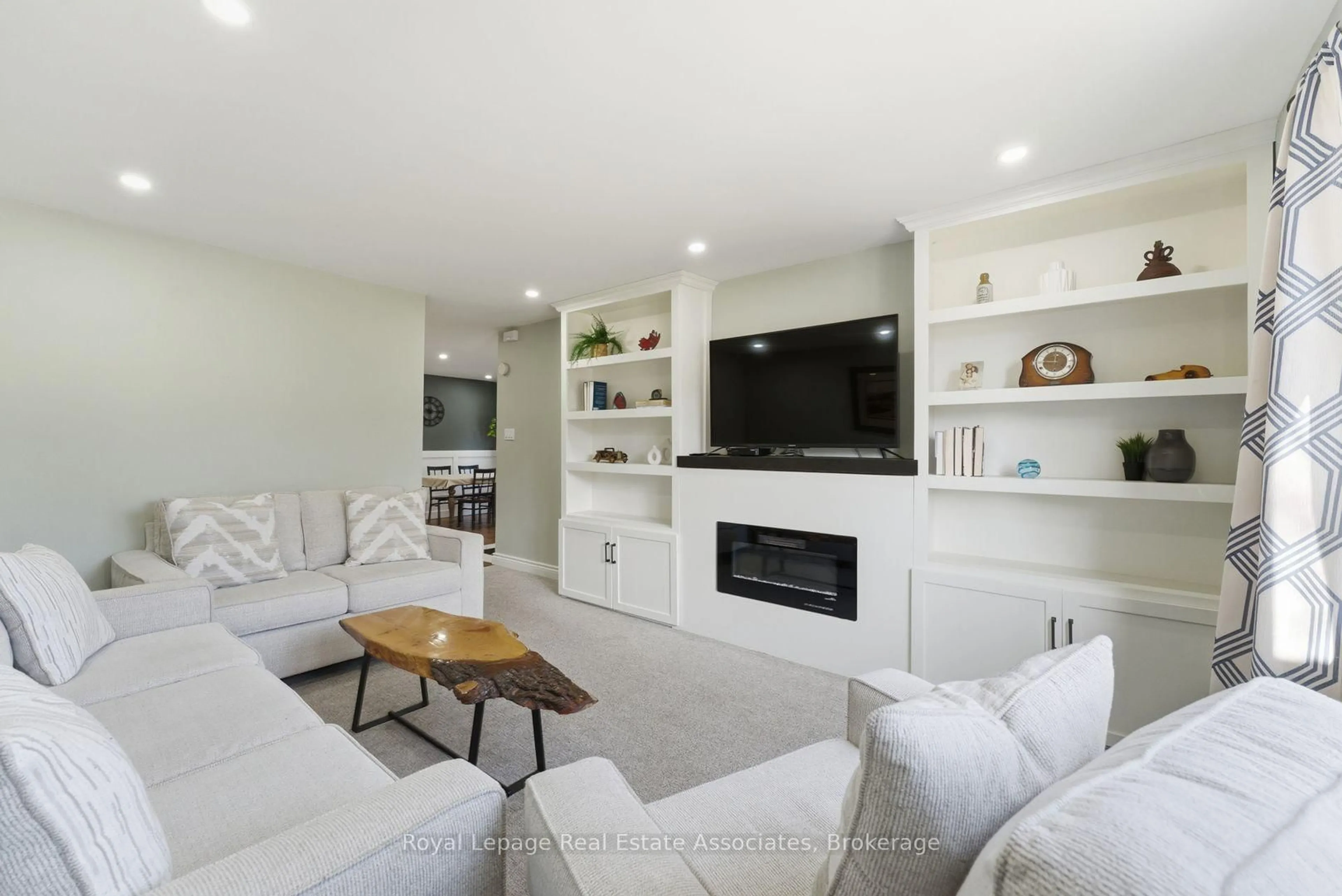 Living room with furniture, unknown for 2333 Melissa Cres, Burlington Ontario L7P 3T5