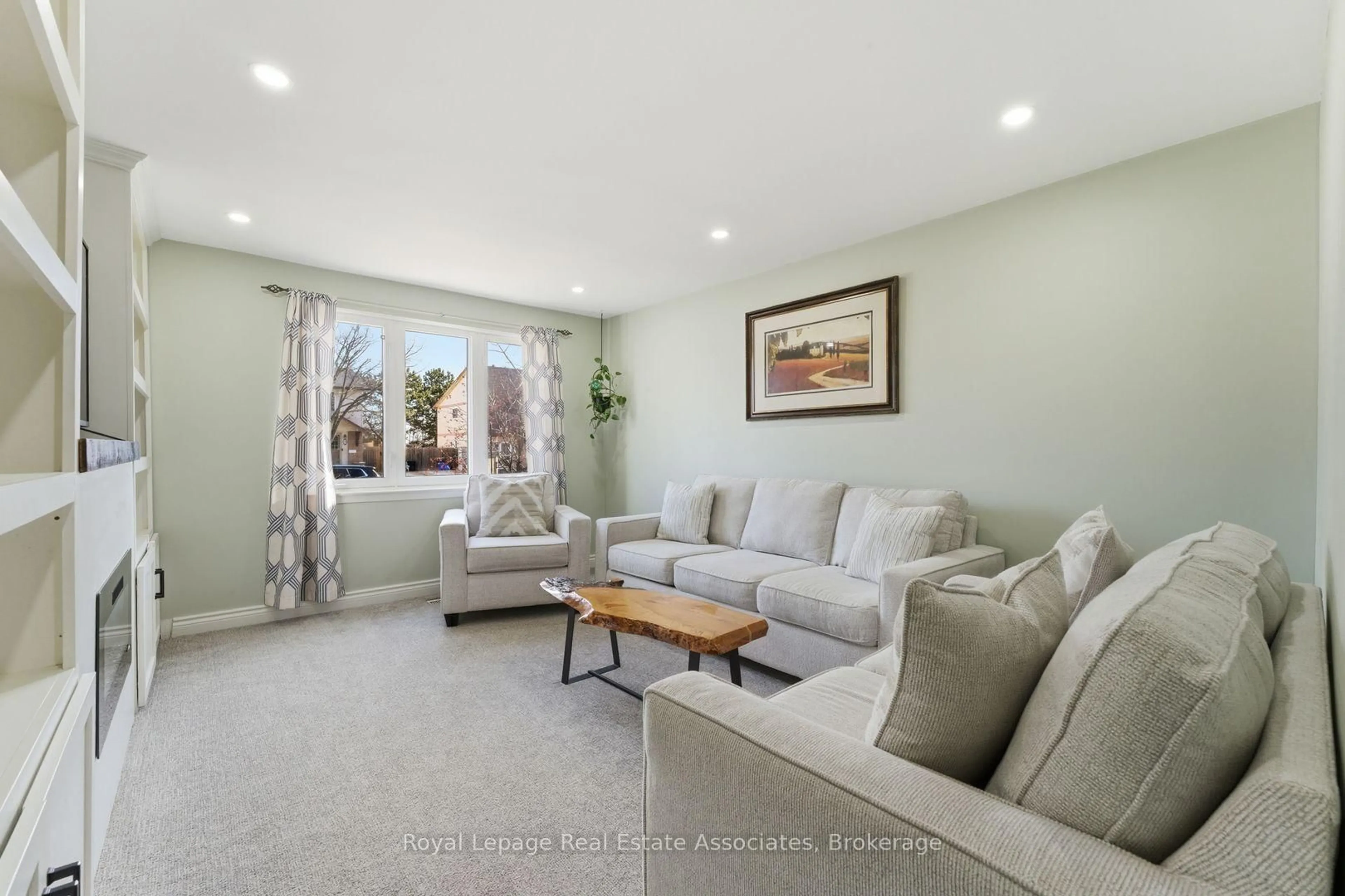 Living room with furniture, unknown for 2333 Melissa Cres, Burlington Ontario L7P 3T5