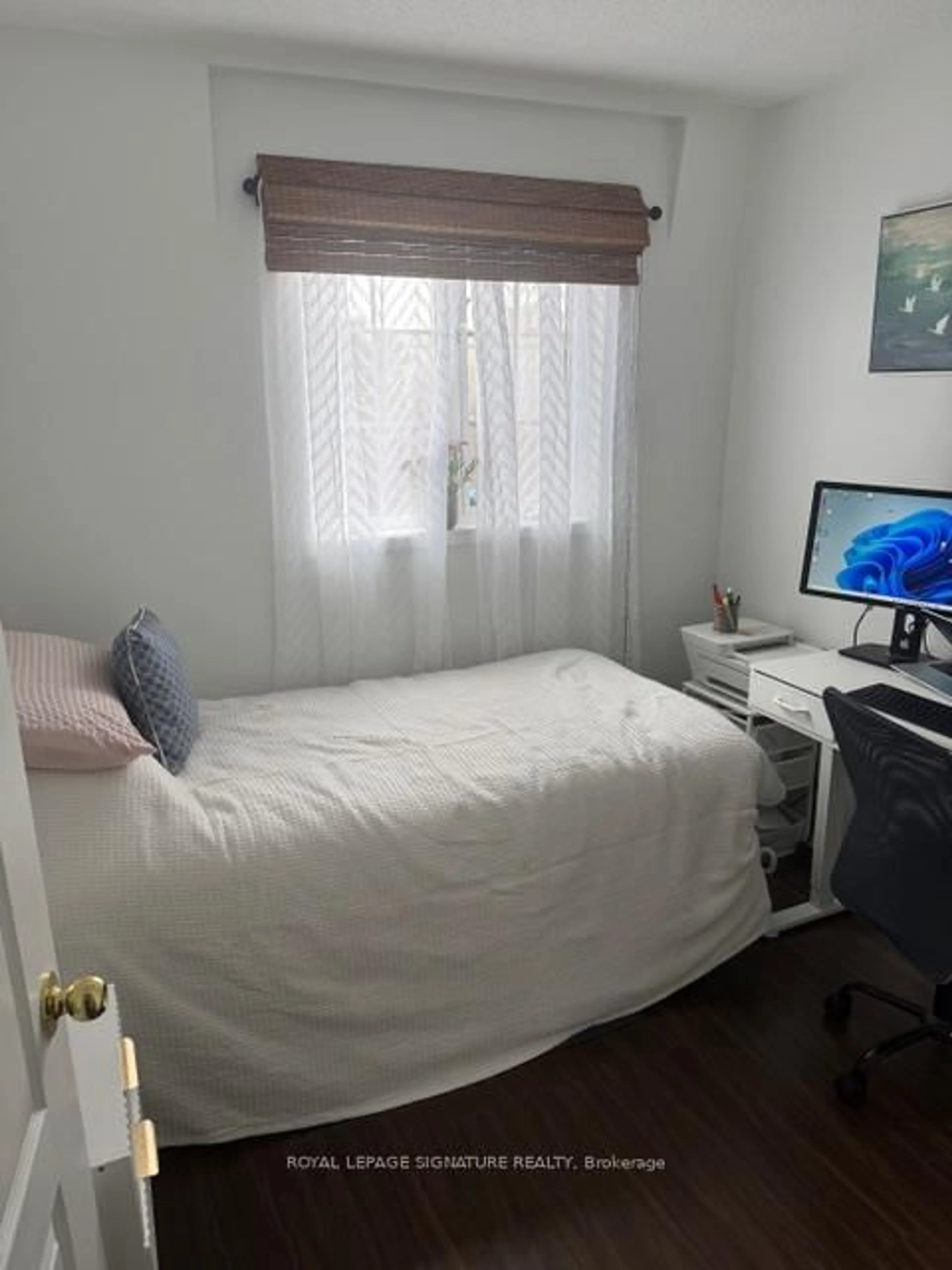 A pic of a room for 3055 Elmcreek Rd #11, Mississauga Ontario L5B 4J9