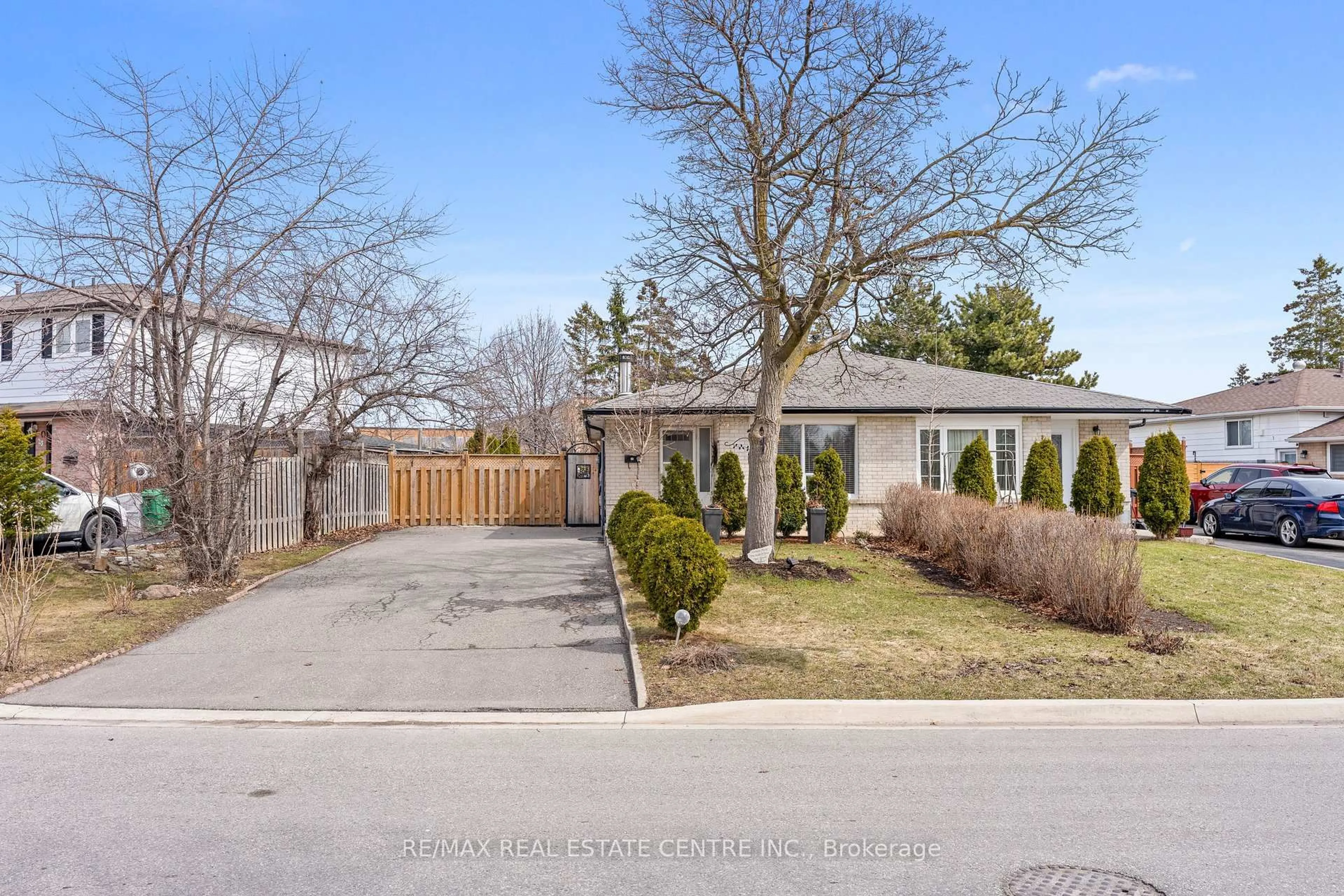 A pic from outside/outdoor area/front of a property/back of a property/a pic from drone, street for 25 Juniper Cres, Brampton Ontario L6S 1J9