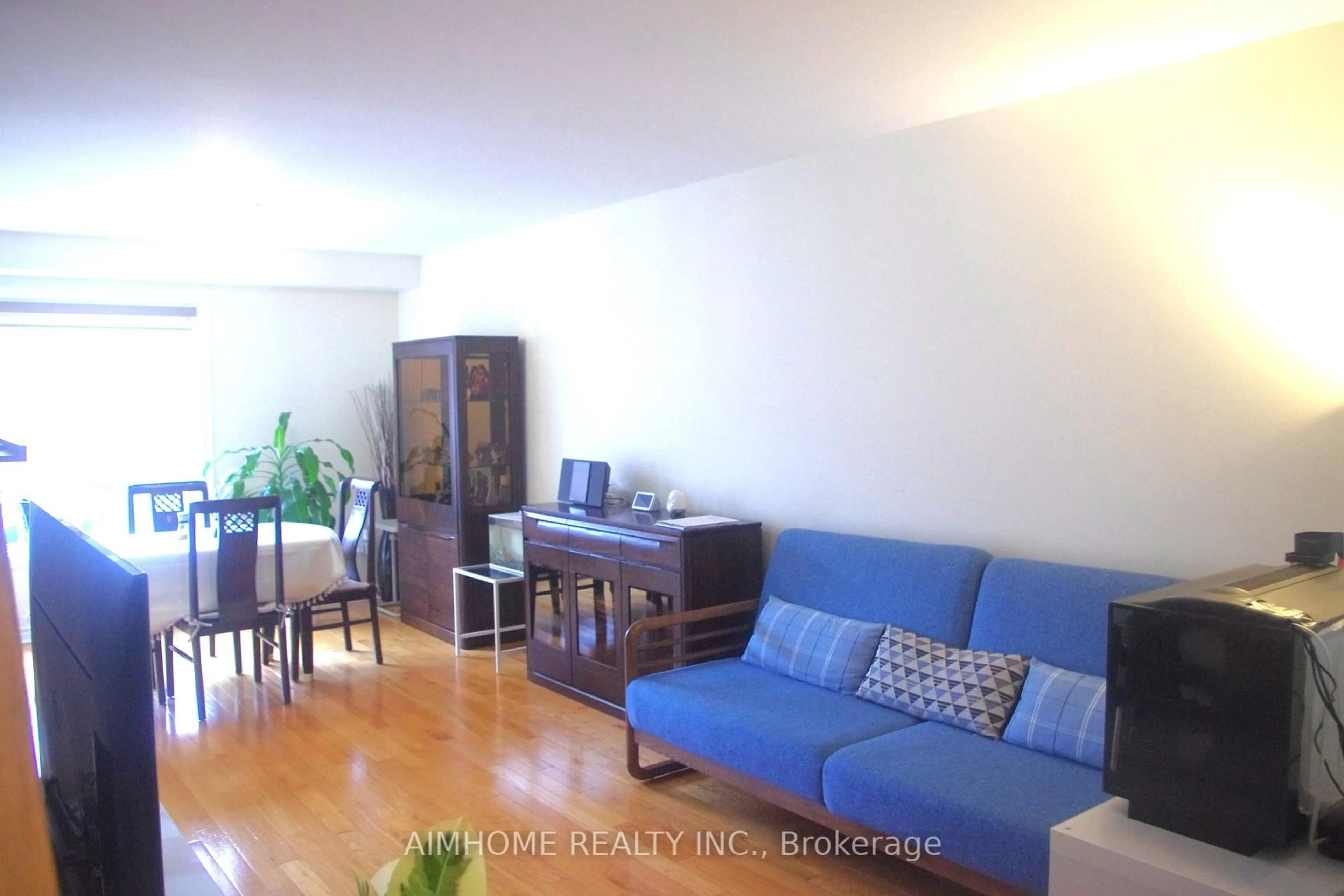 Living room with furniture, wood/laminate floor for 4889 James Austin Dr, Mississauga Ontario L4Z 4J2
