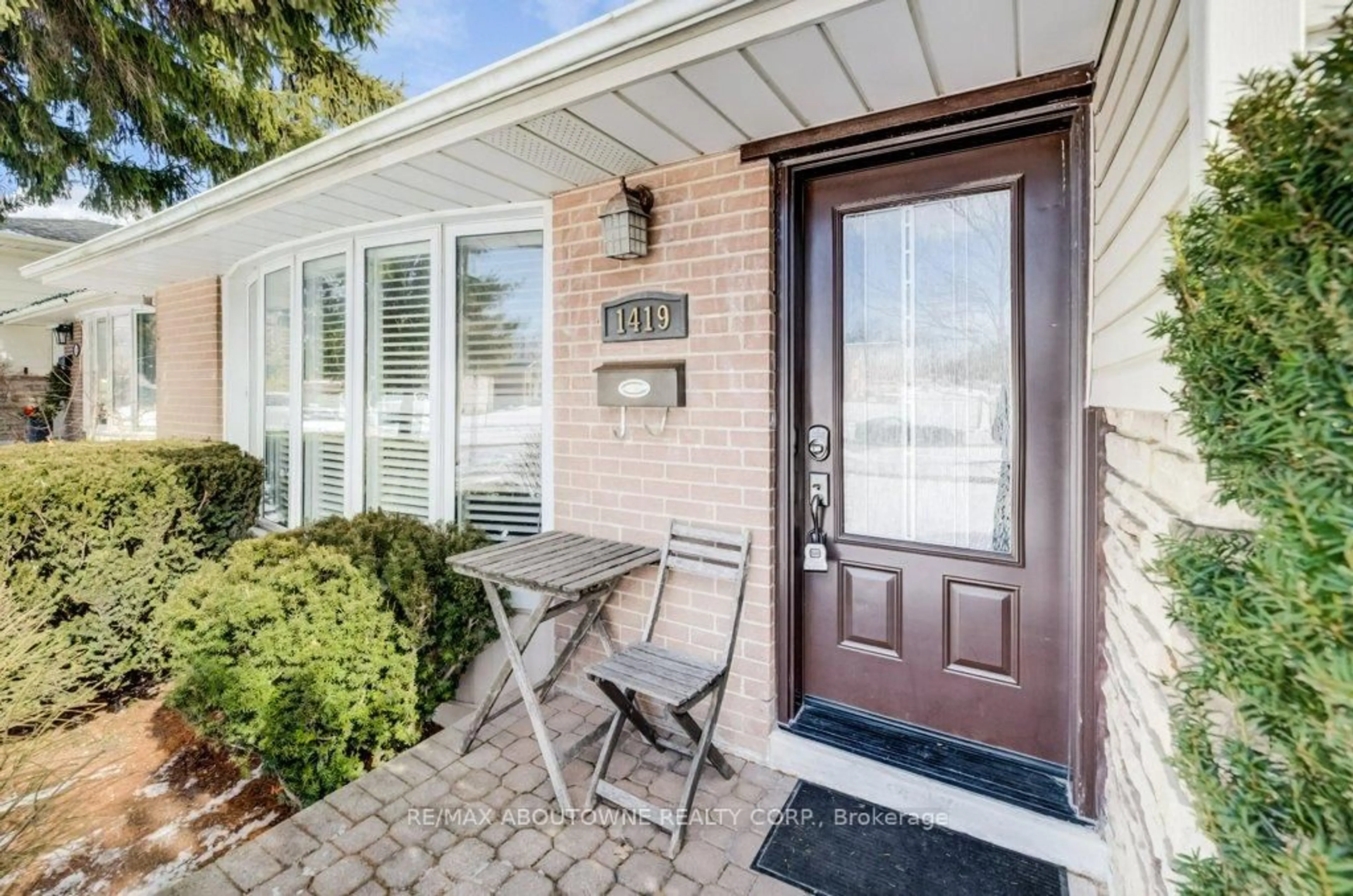 Indoor entryway for 1419 Sandgate Cres, Mississauga Ontario L5J 2E3