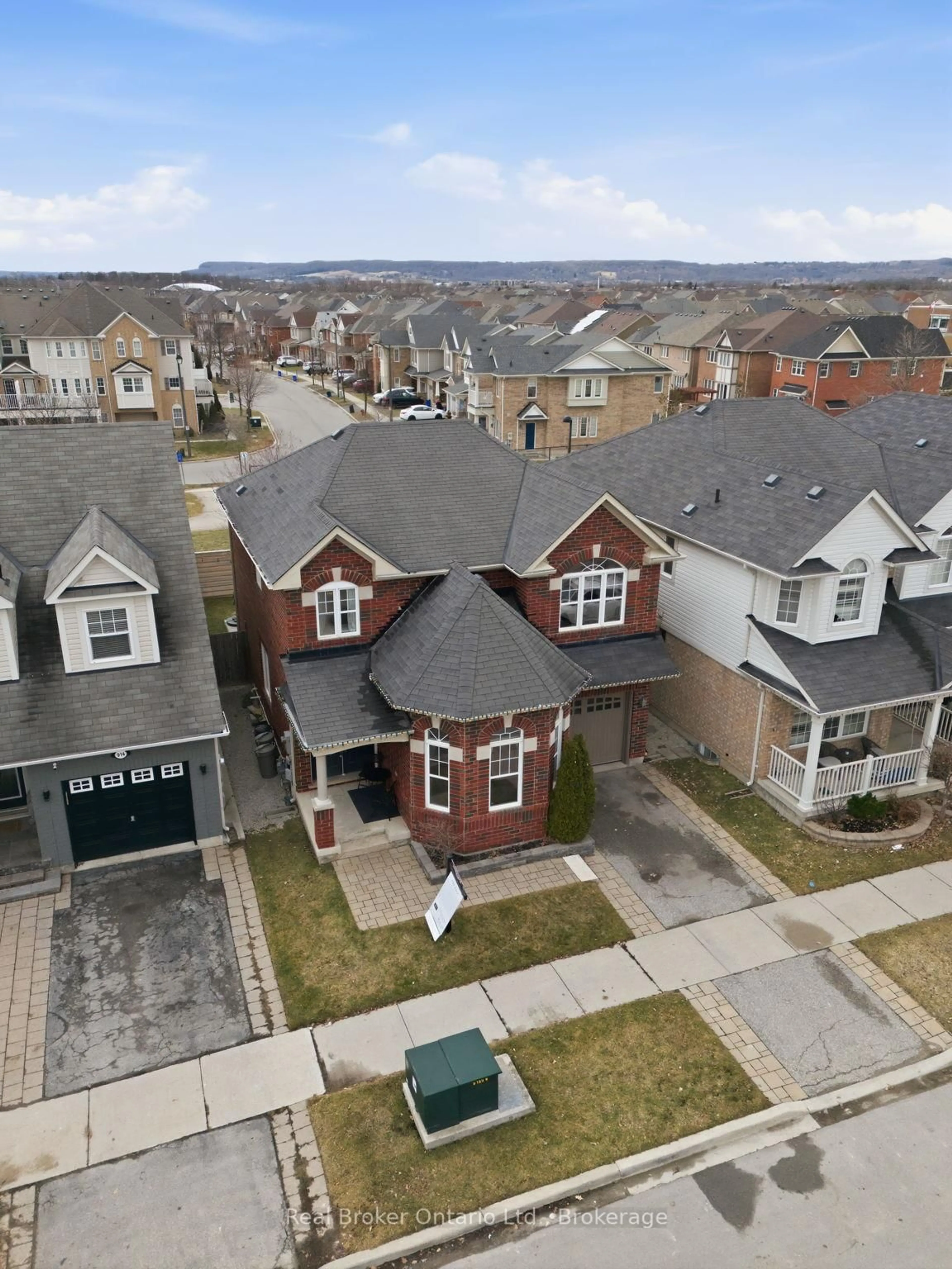 A pic from outside/outdoor area/front of a property/back of a property/a pic from drone, street for 910 Vickerman Way, Milton Ontario L9T 0K5