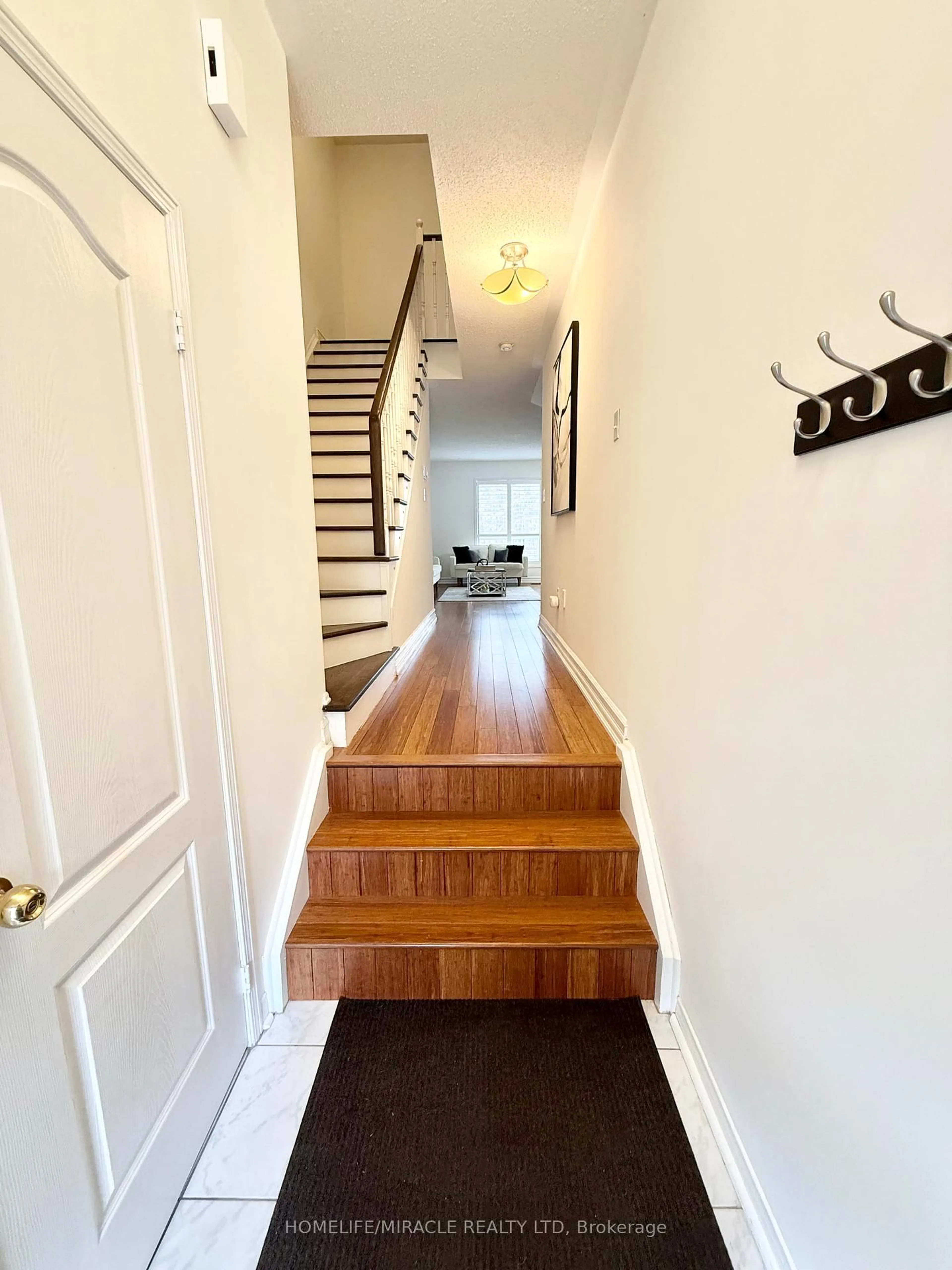Indoor entryway for 5530 Glen Erin Dr ##28, Mississauga Ontario L5M 6E8