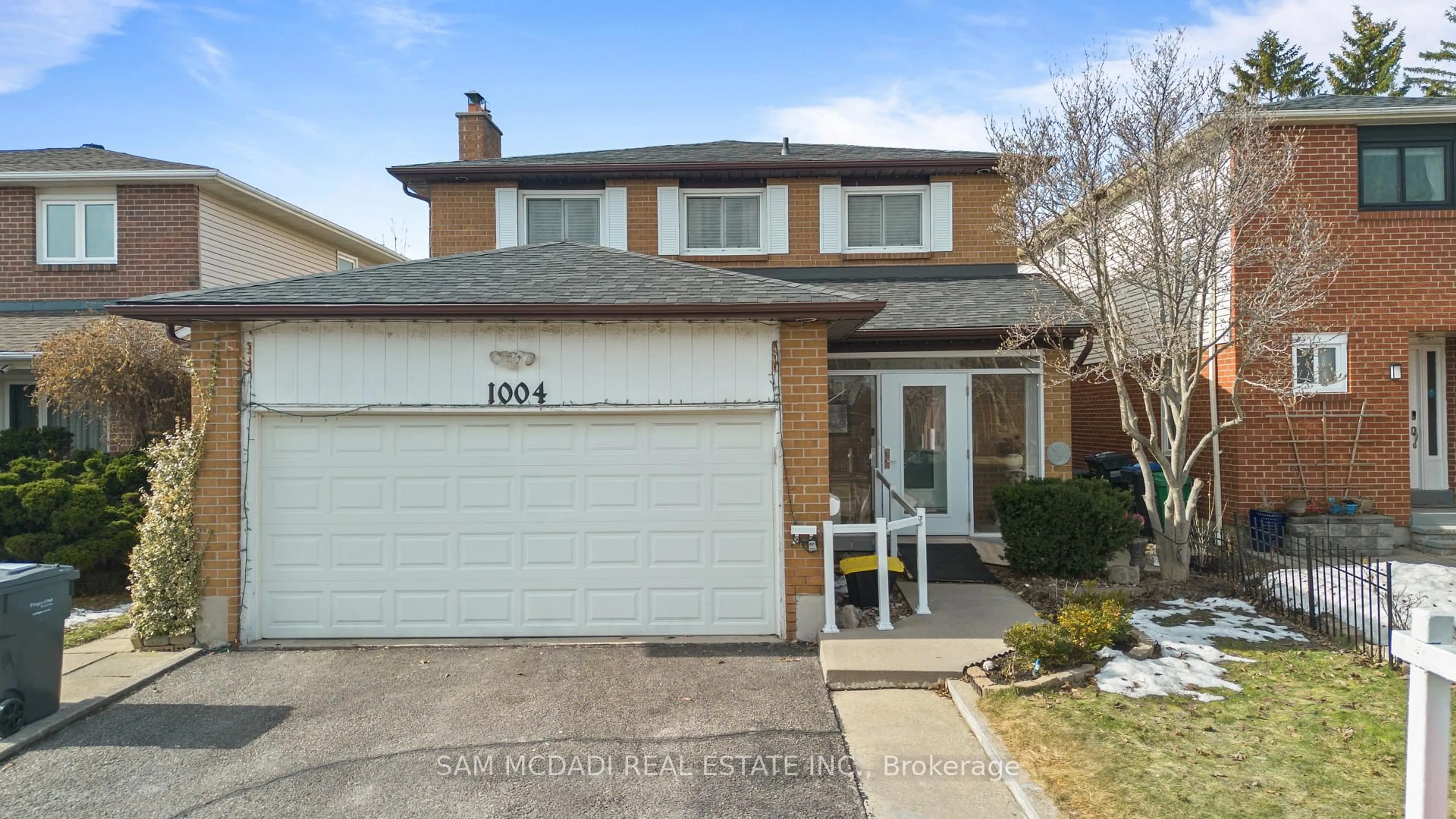 Home with vinyl exterior material, street for 1004 Queensbridge Dr, Mississauga Ontario L5C 3R1