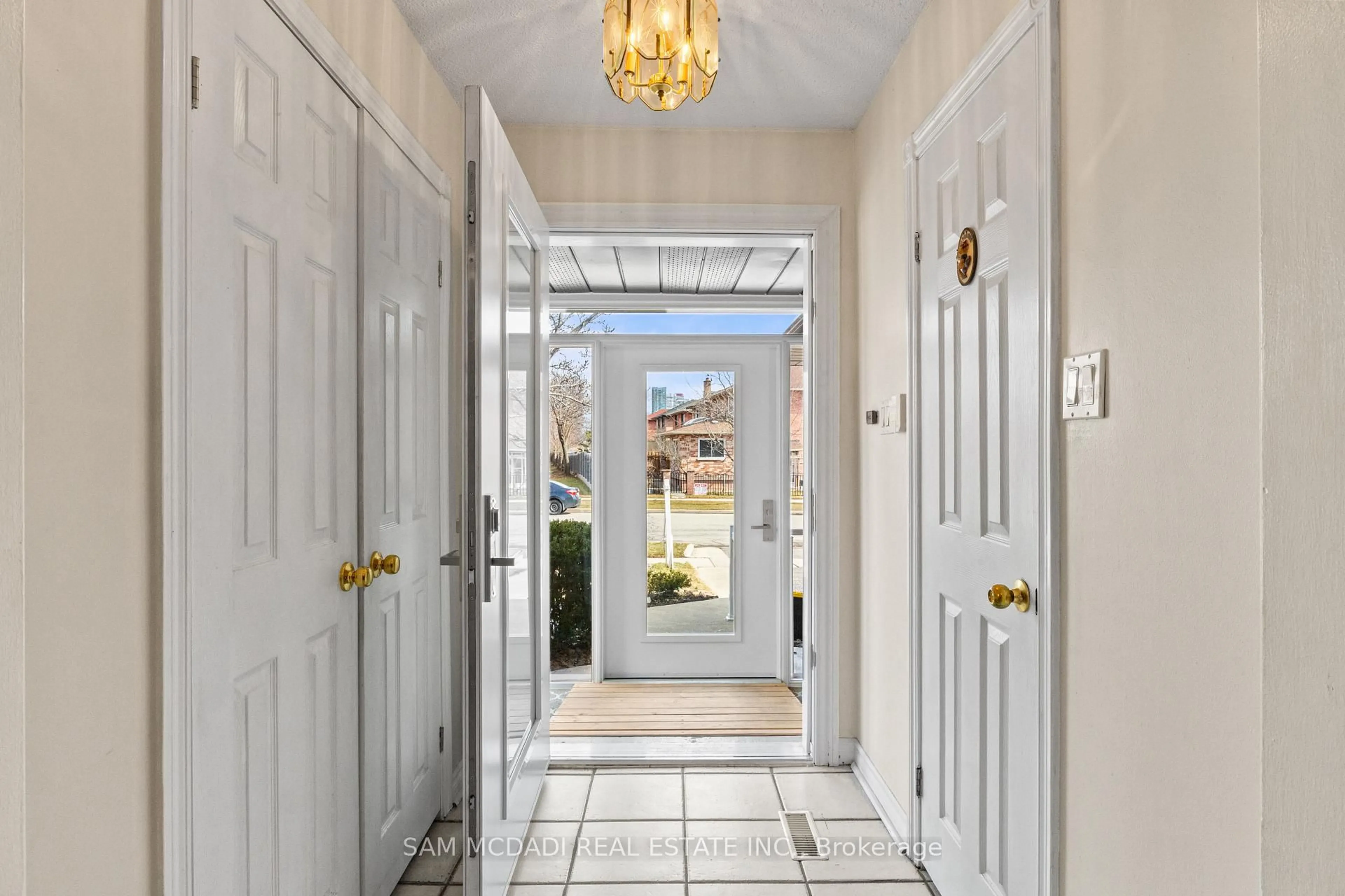 Indoor foyer for 1004 Queensbridge Dr, Mississauga Ontario L5C 3R1