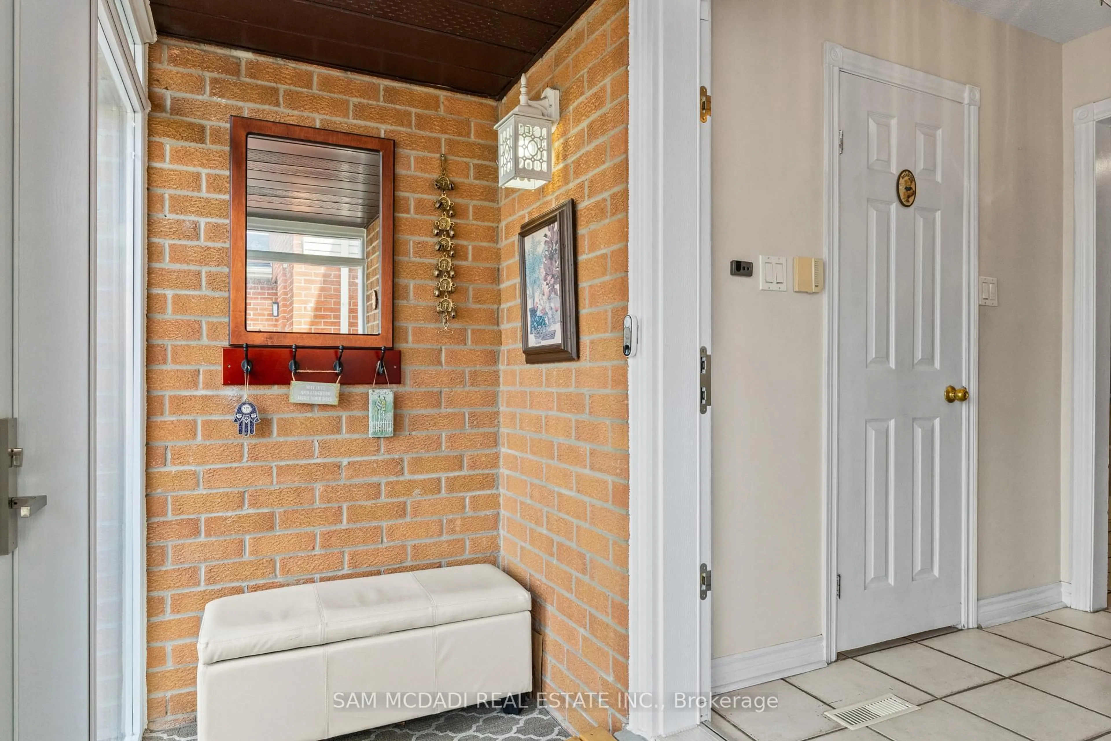 Indoor entryway for 1004 Queensbridge Dr, Mississauga Ontario L5C 3R1