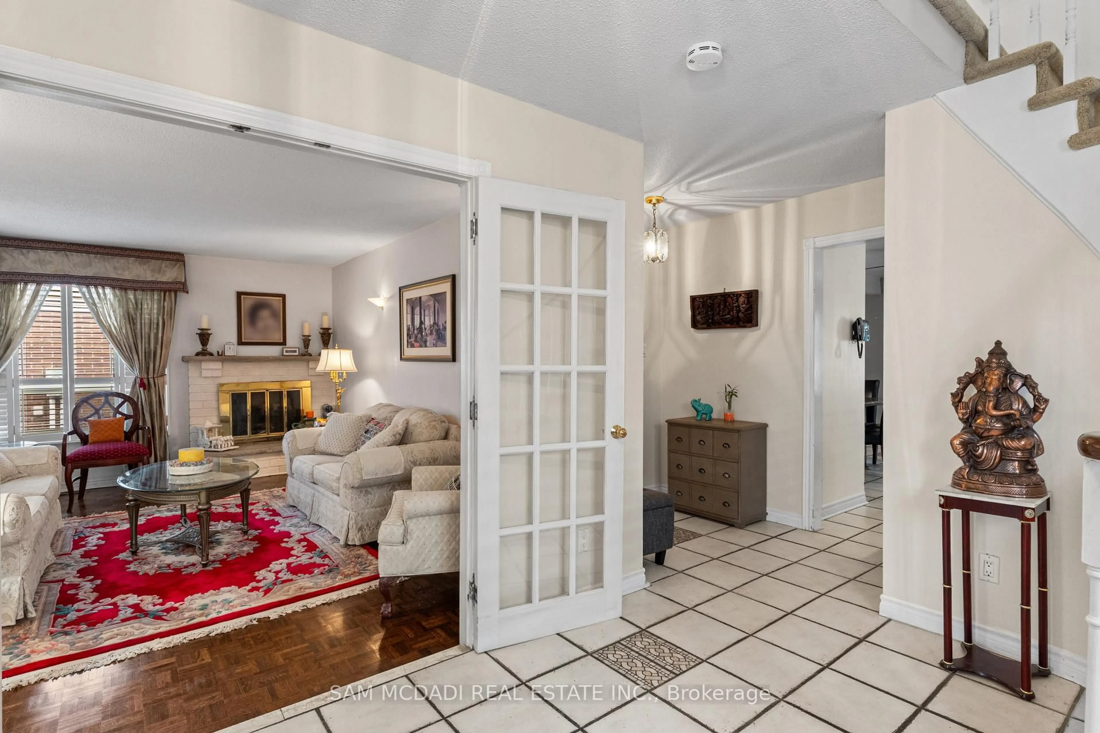 Indoor entryway for 1004 Queensbridge Dr, Mississauga Ontario L5C 3R1