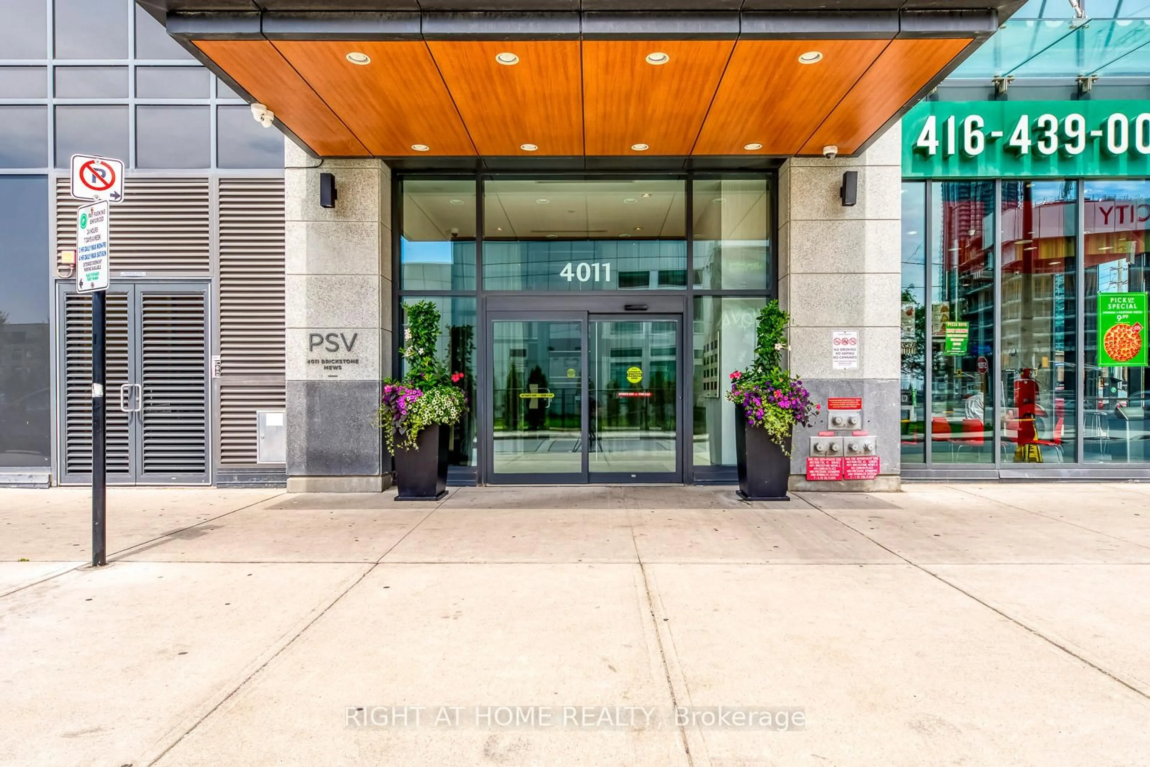 Indoor foyer for 4011 Brickstone Mews #3911, Mississauga Ontario L5B 0G3