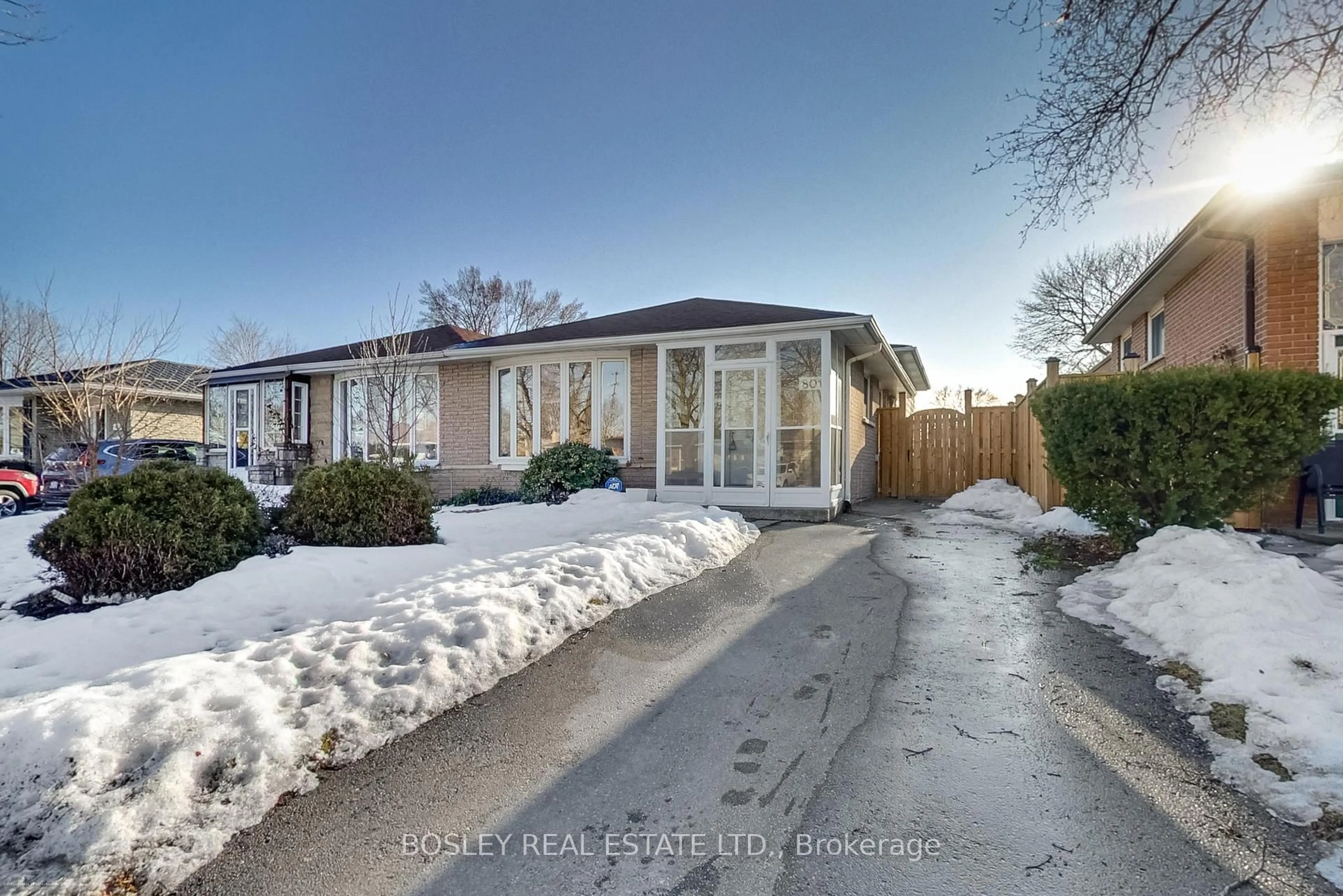 A pic from outside/outdoor area/front of a property/back of a property/a pic from drone, street for 801 Eaglemount Cres, Mississauga Ontario L5C 1H2