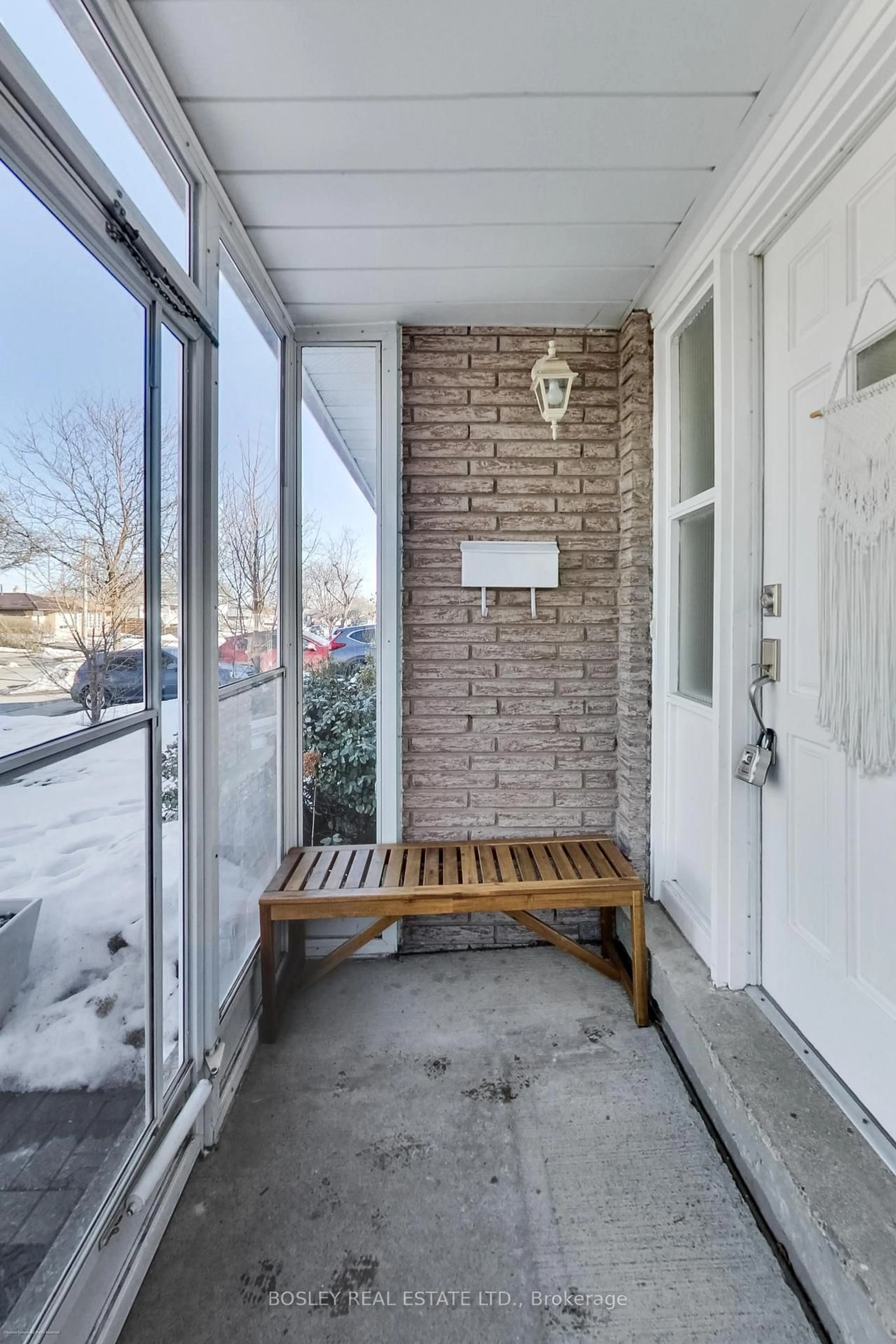 Indoor entryway for 801 Eaglemount Cres, Mississauga Ontario L5C 1H2