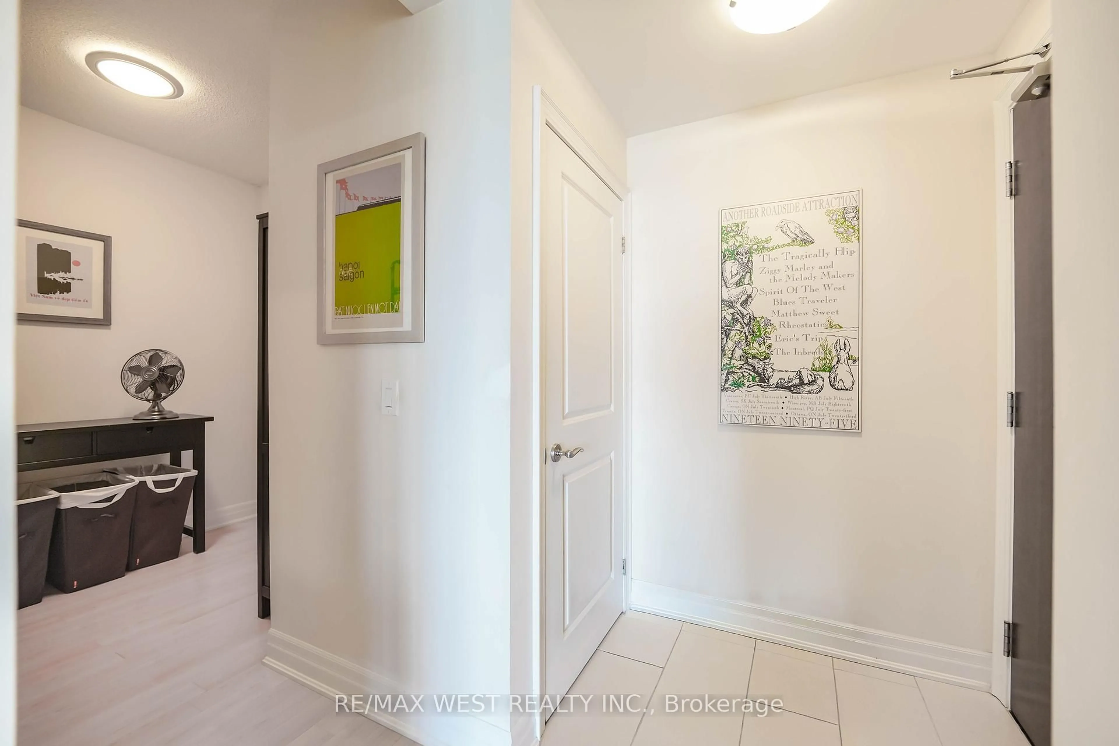 Indoor entryway for 100 John St #909, Brampton Ontario L6W 0A8