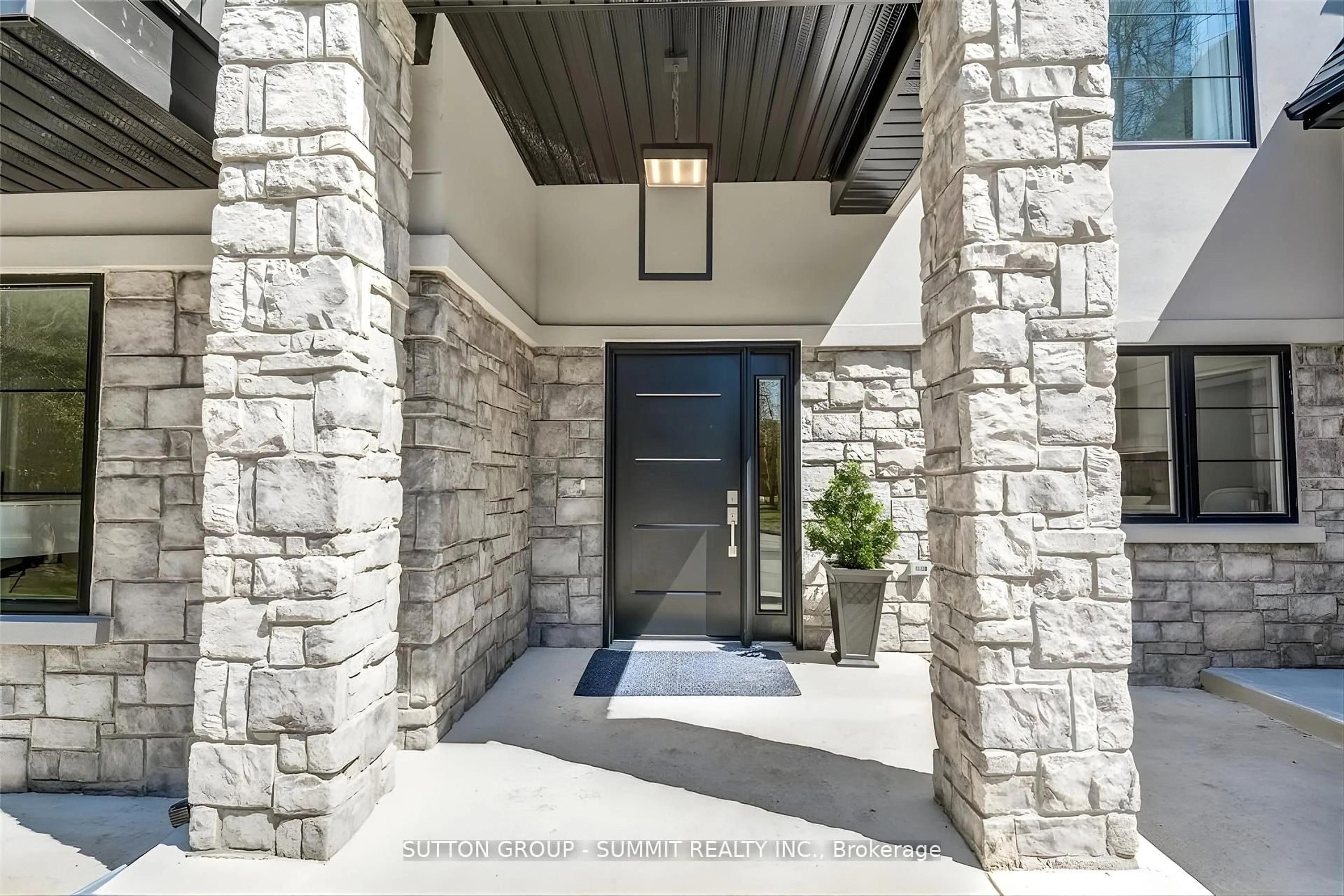 Indoor entryway for 8767 Twiss Rd, Milton Ontario L0P 1B0