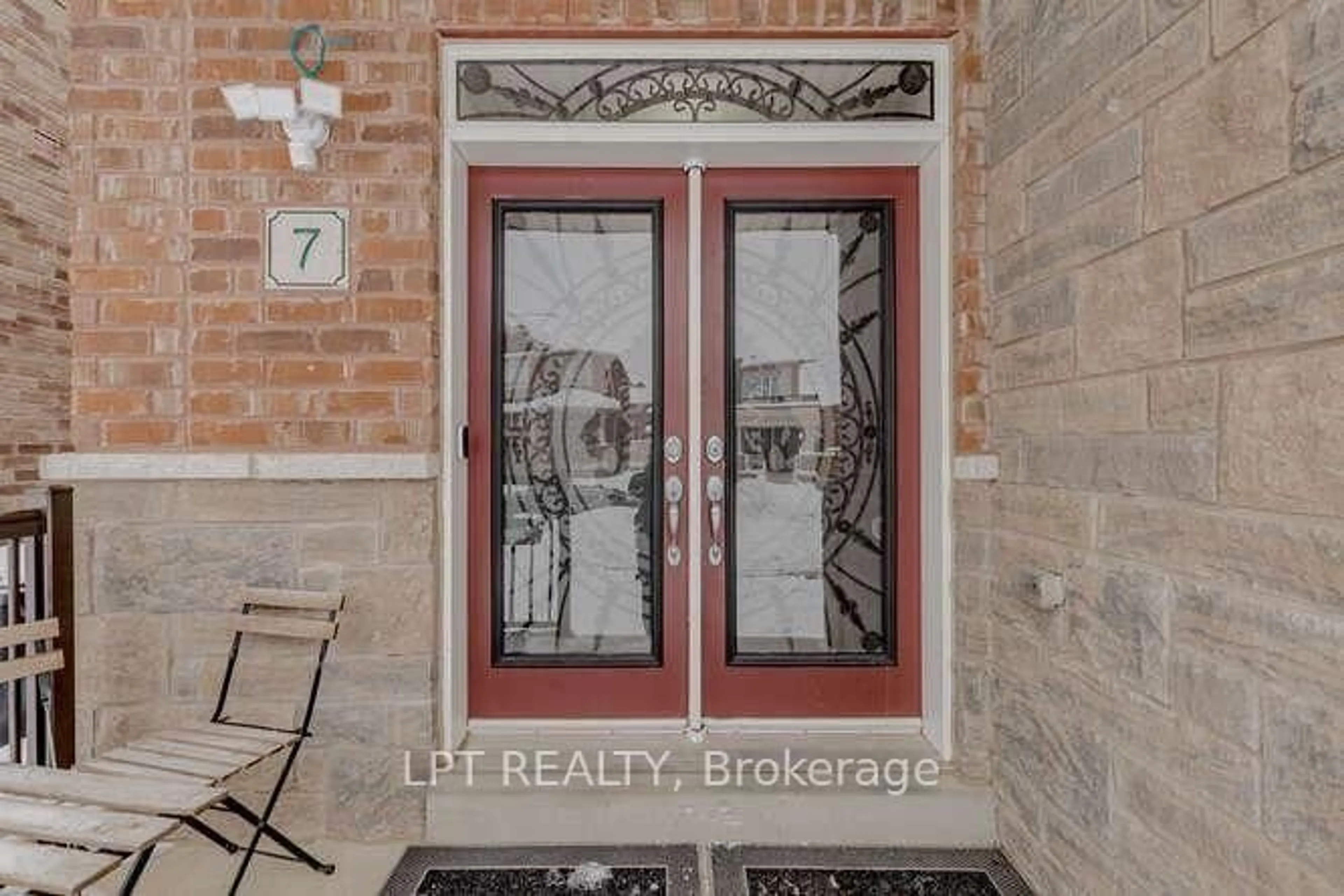 Indoor entryway for 7 Falling leaf Dr, Caledon Ontario L7C 3Z3