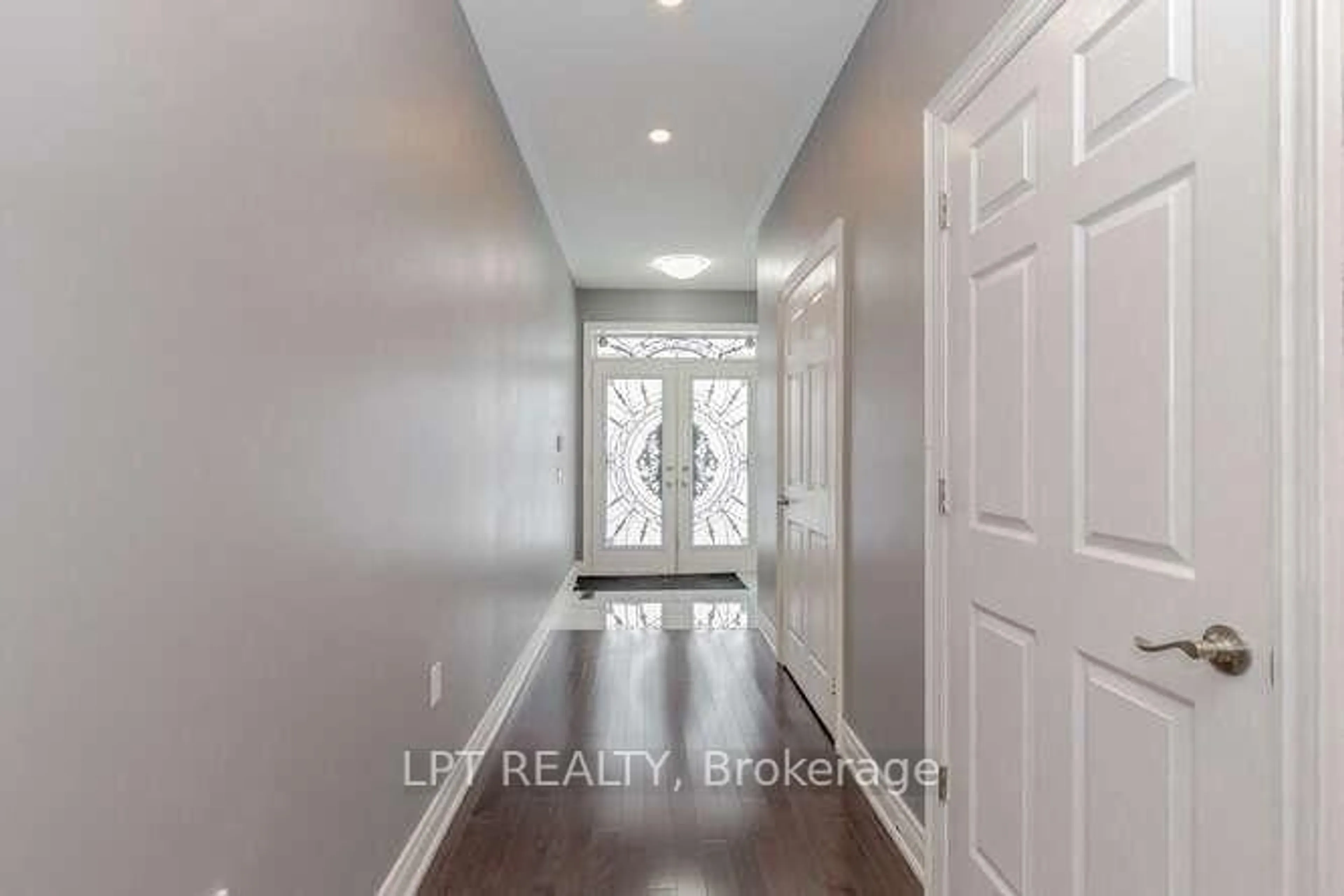 Indoor entryway for 7 Falling leaf Dr, Caledon Ontario L7C 3Z3