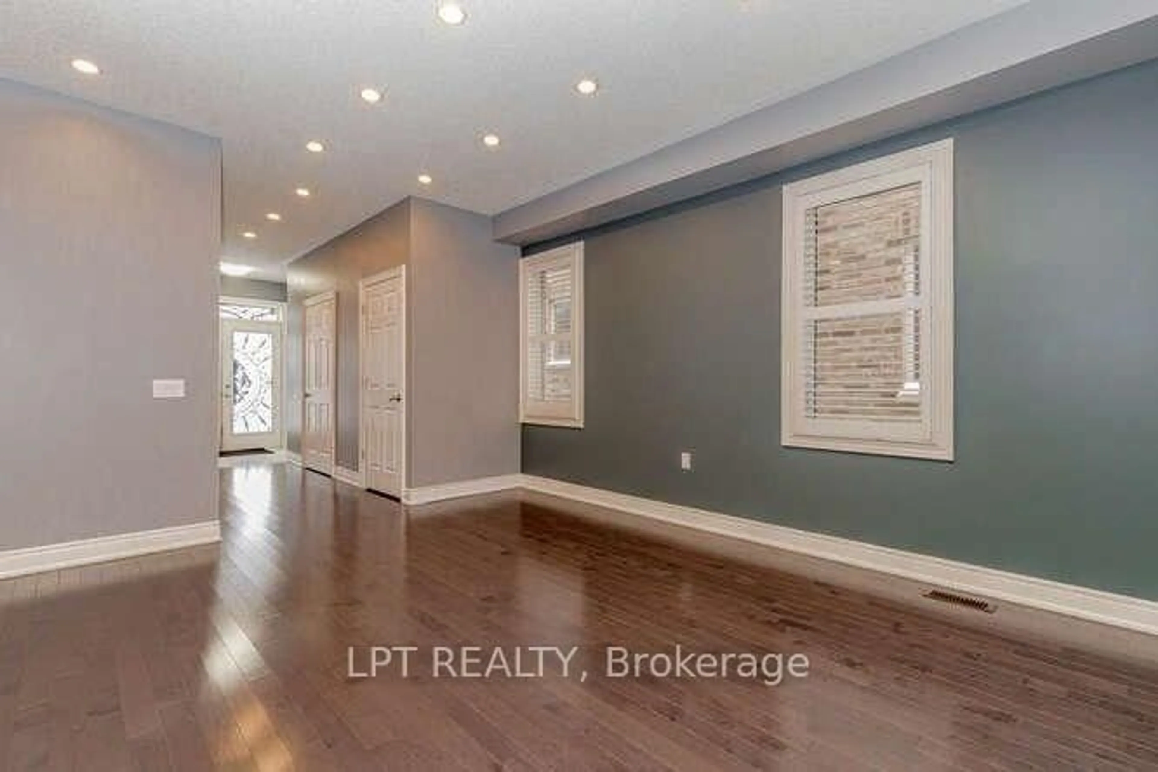 Indoor entryway for 7 Falling leaf Dr, Caledon Ontario L7C 3Z3