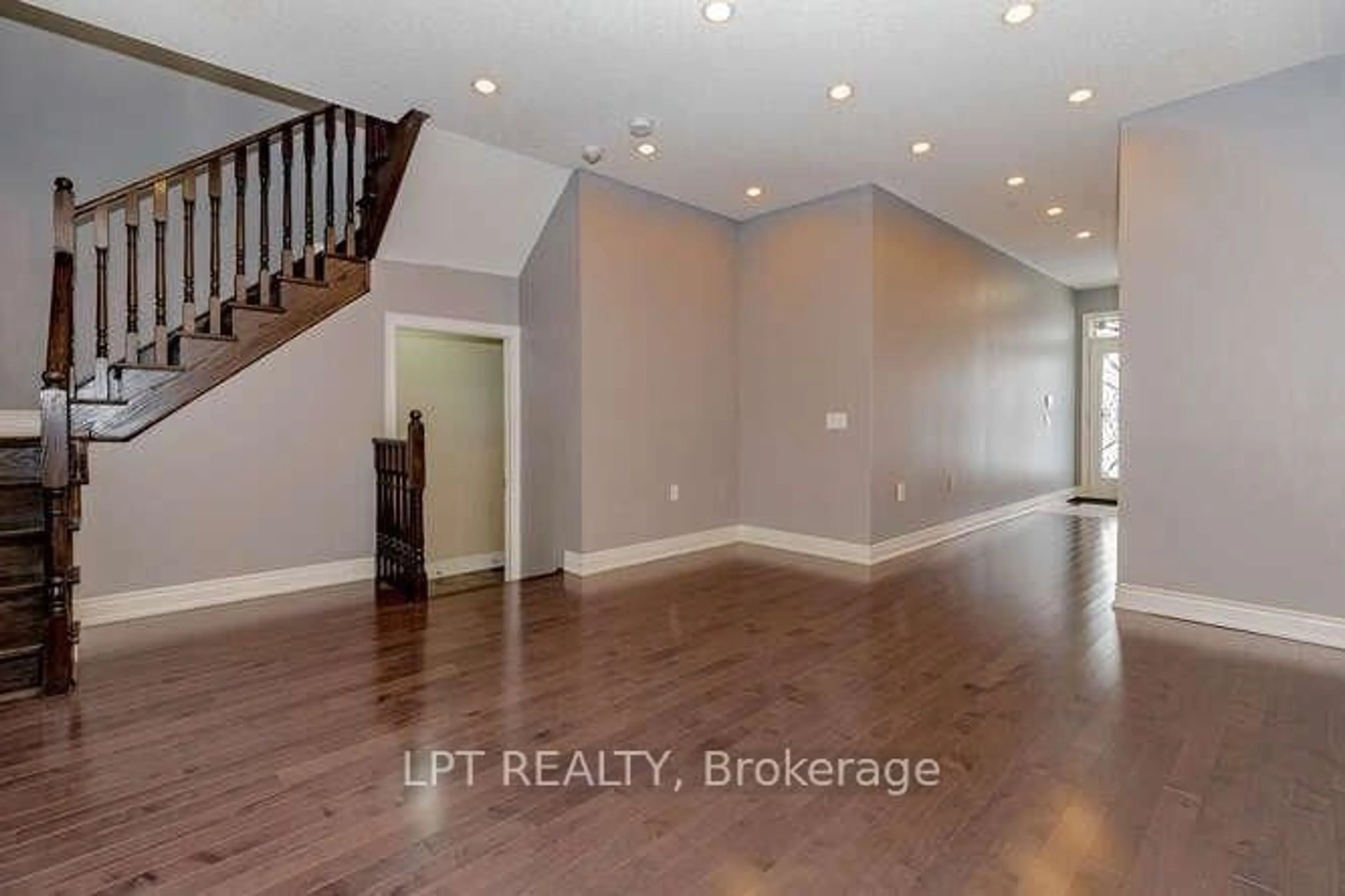 Indoor entryway for 7 Falling leaf Dr, Caledon Ontario L7C 3Z3