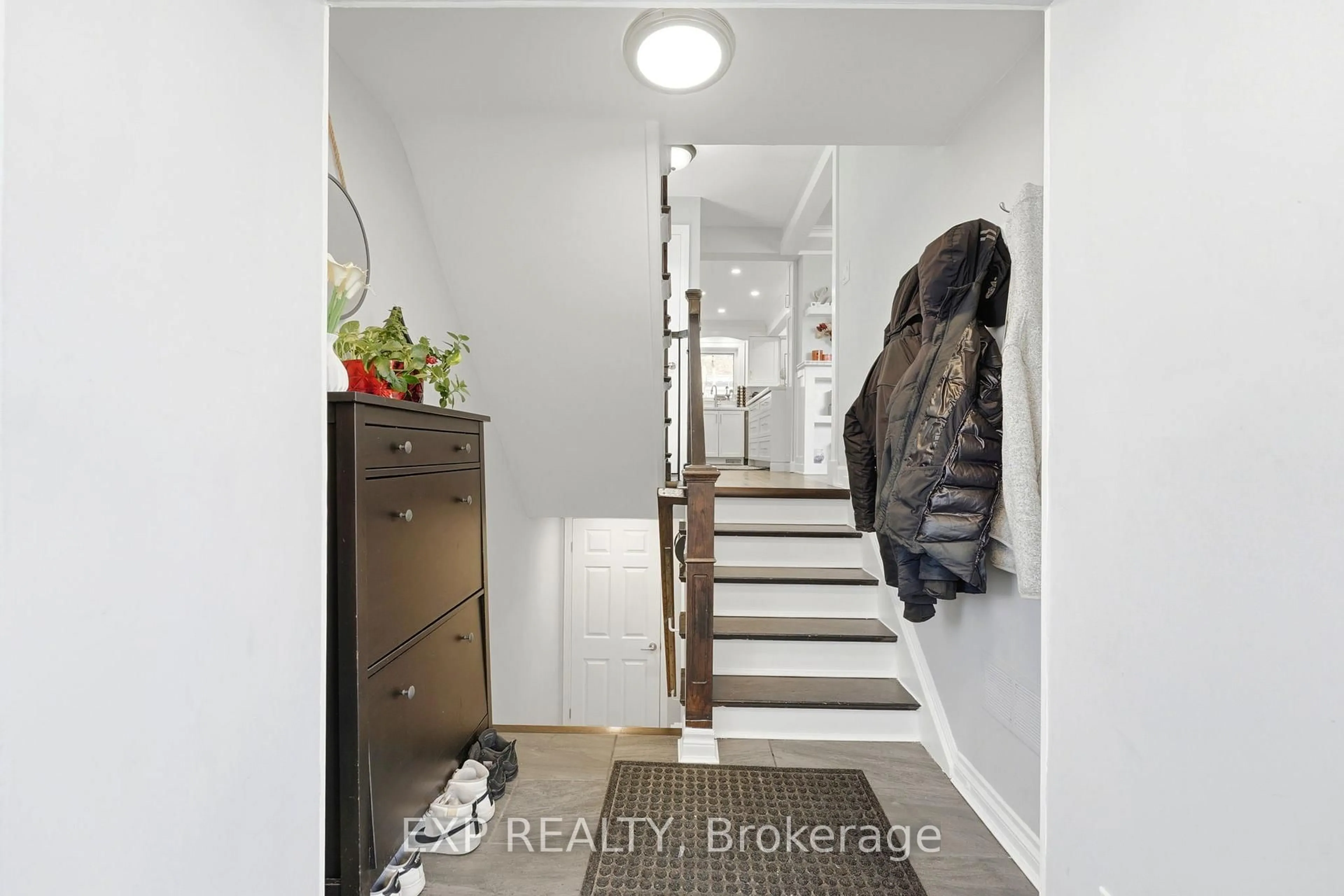 Indoor entryway for 131 Dalrymple Dr, Toronto Ontario M6N 4S2