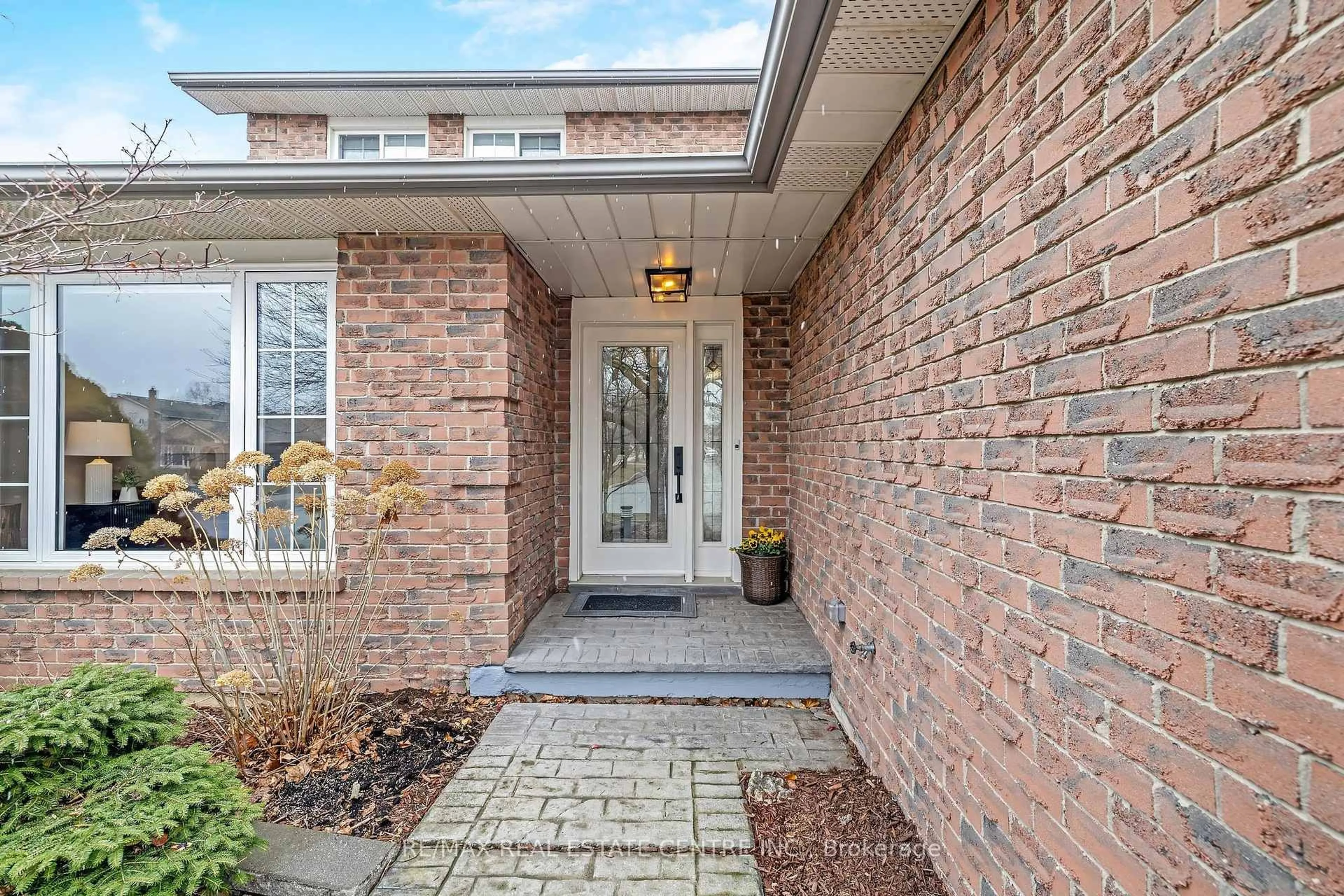 Home with brick exterior material, street for 517 Farmstead Dr, Milton Ontario L9T 4N7
