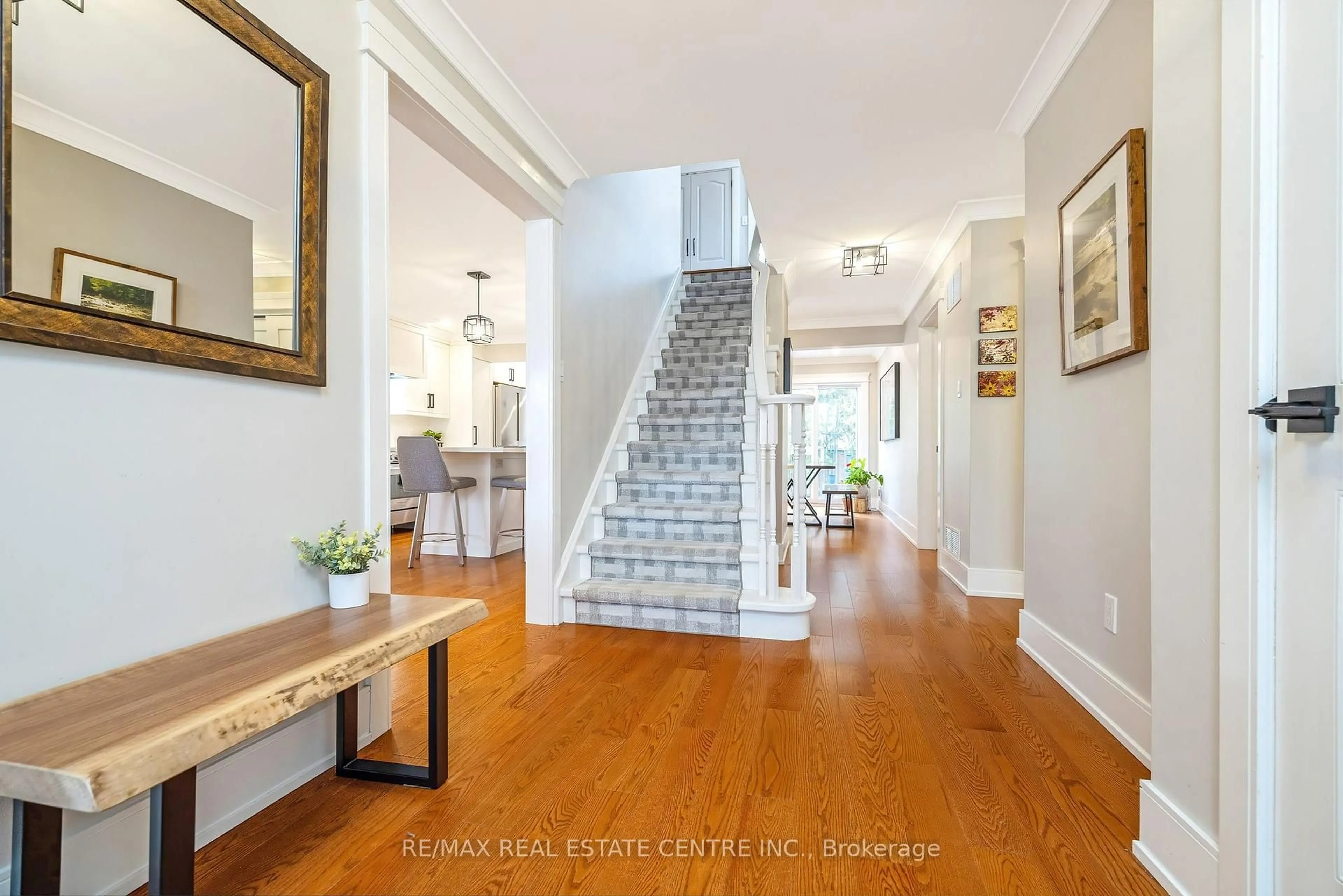 Indoor foyer for 517 Farmstead Dr, Milton Ontario L9T 4N7