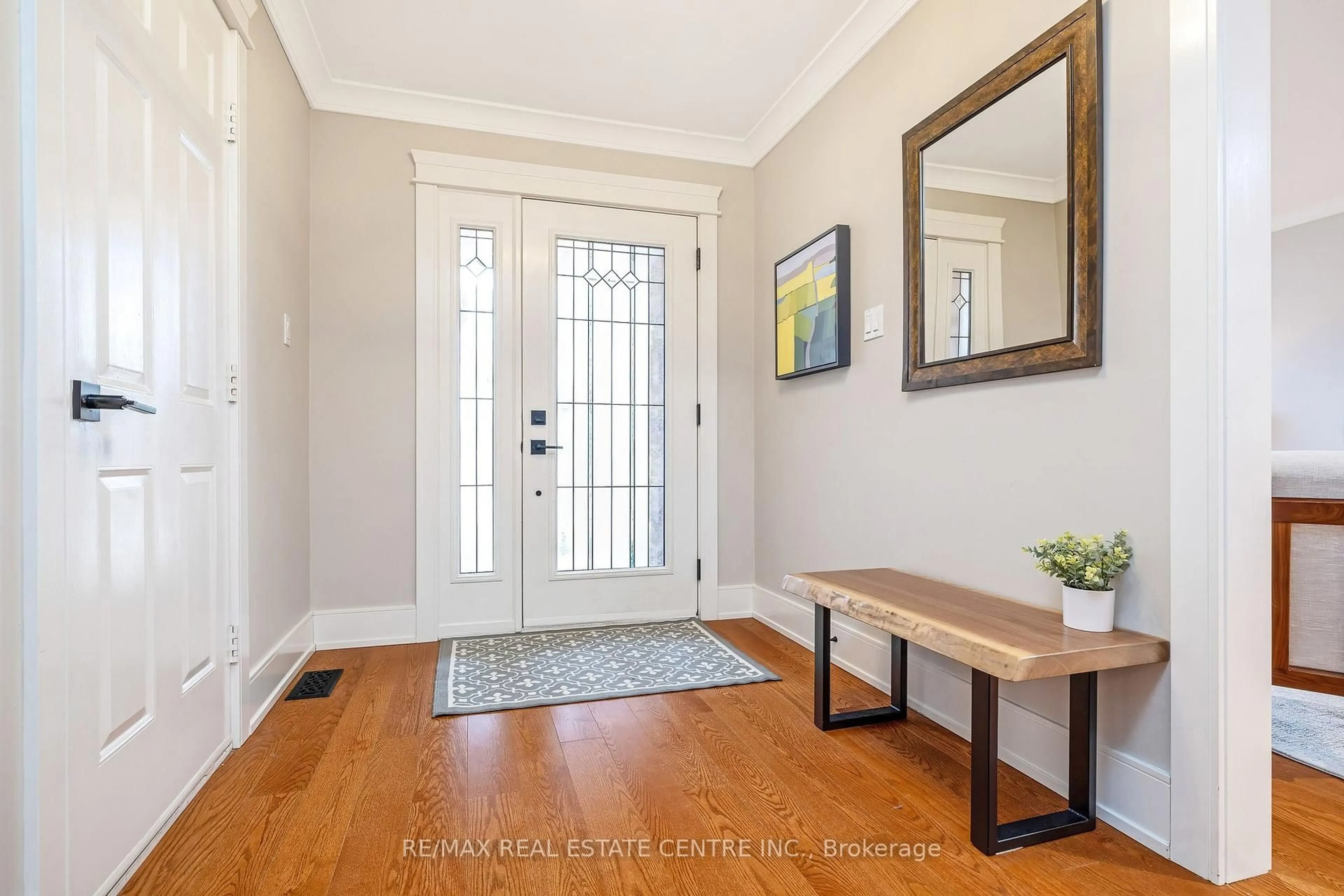 Indoor entryway for 517 Farmstead Dr, Milton Ontario L9T 4N7