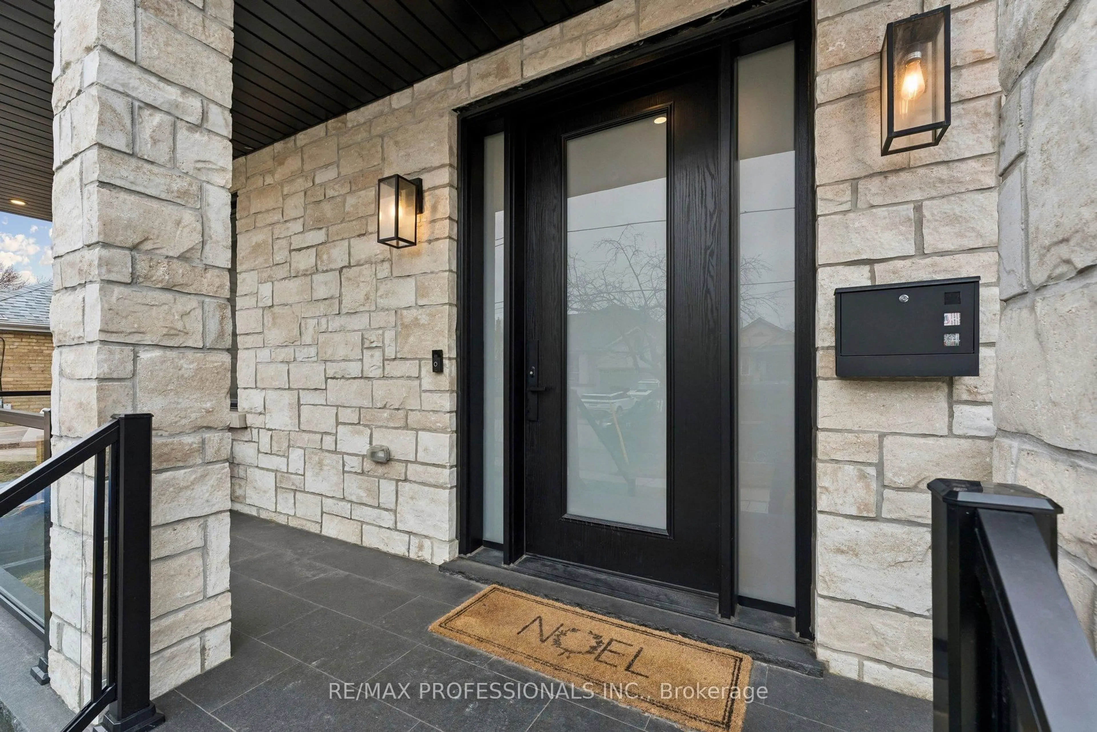 Indoor entryway for 7 Ranwood Dr, Toronto Ontario M9N 3E8