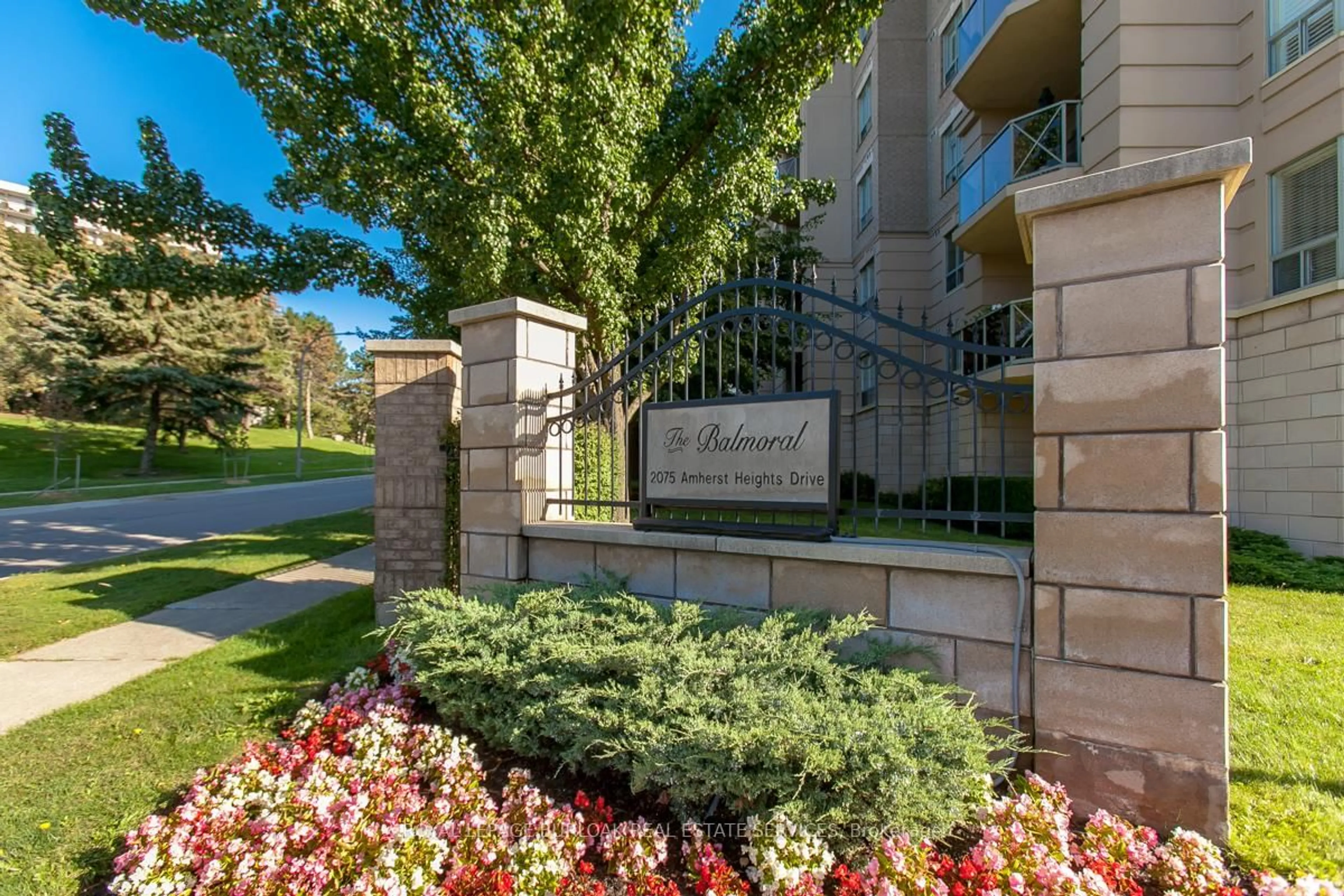 Indoor foyer for 2075 Amherst Heights Dr #219, Burlington Ontario L7P 5B8