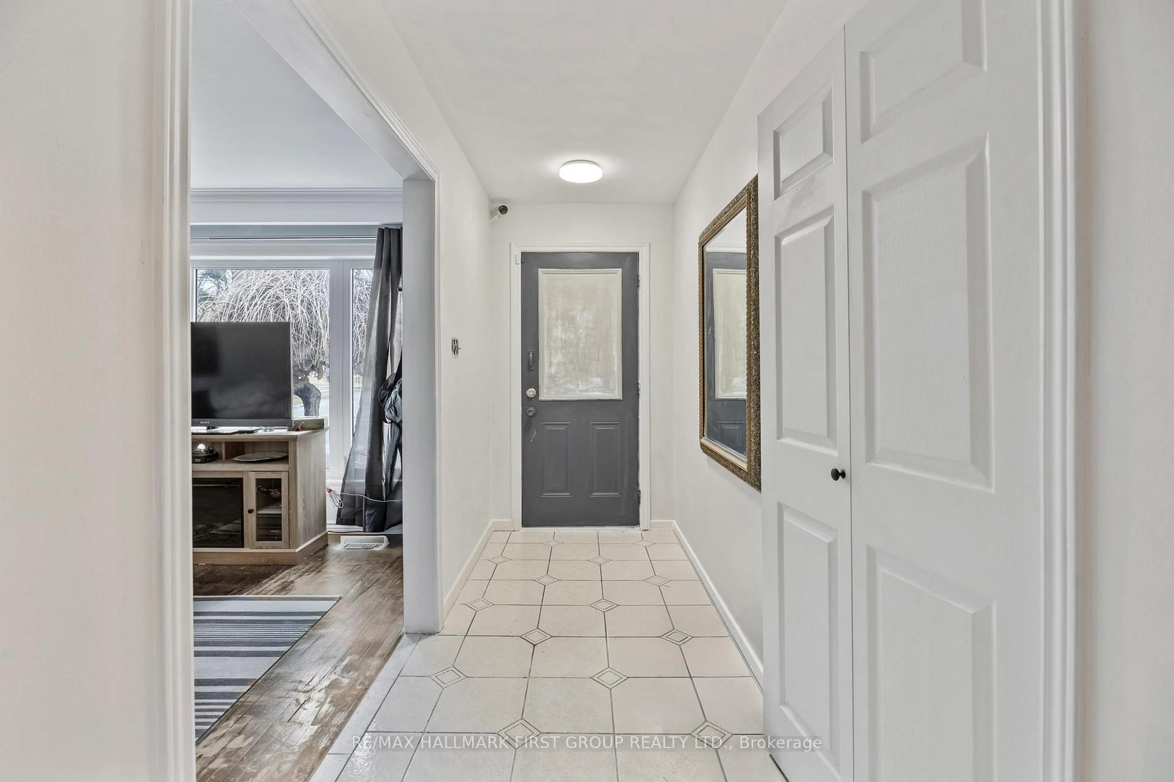 Indoor entryway for 7 Dawson Cres, Halton Hills Ontario L7G 1H3