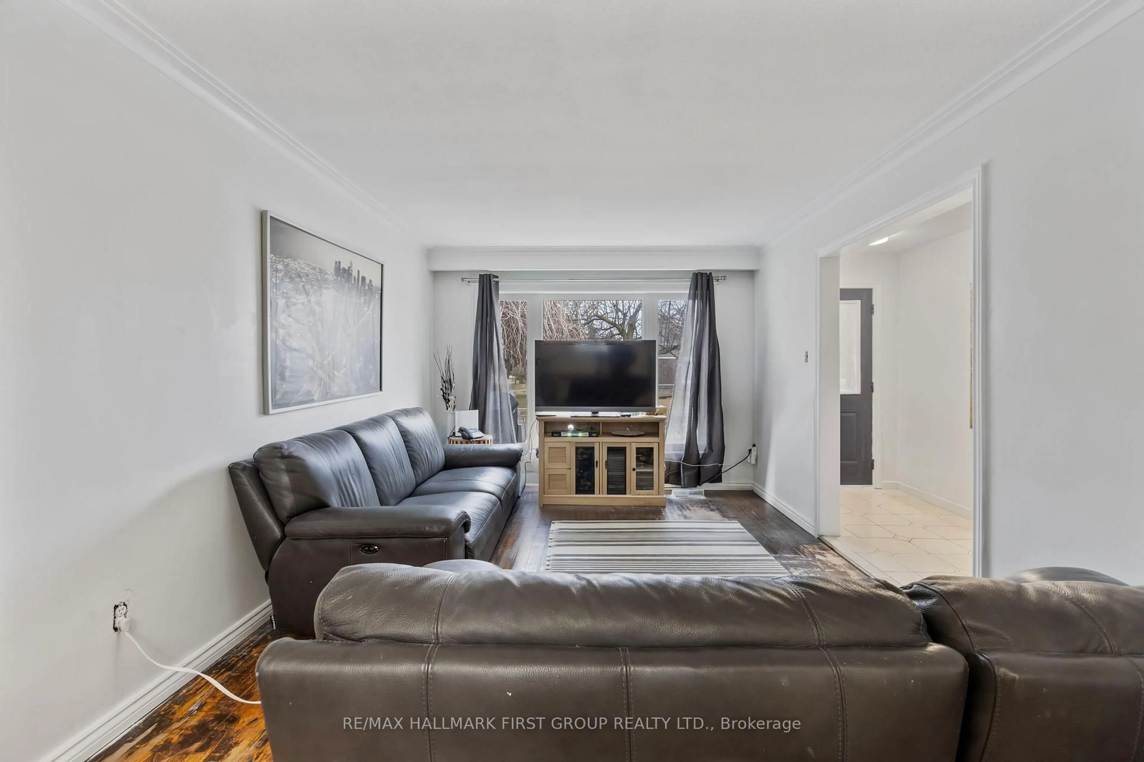 Living room with furniture, unknown for 7 Dawson Cres, Halton Hills Ontario L7G 1H3