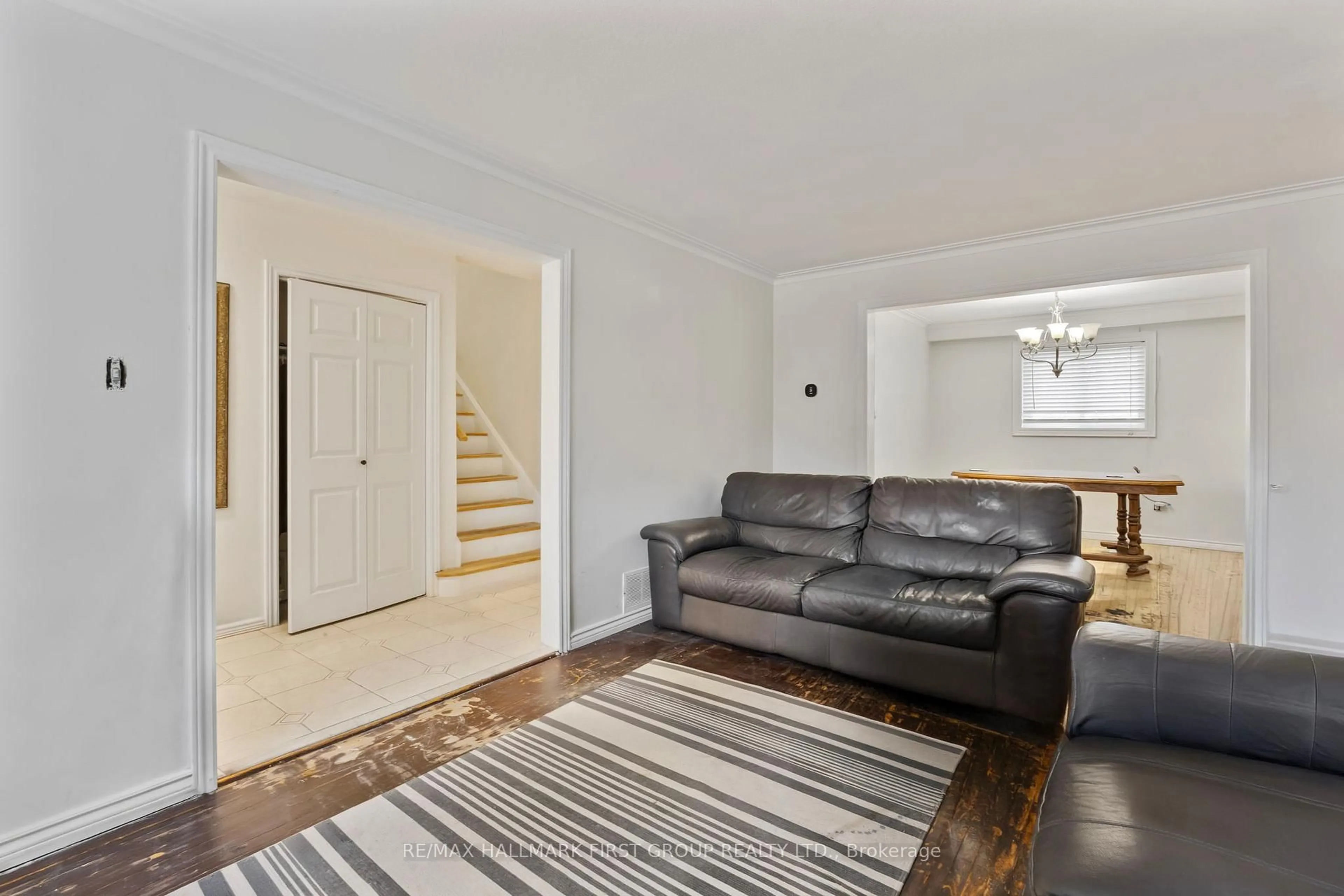 Living room with furniture, unknown for 7 Dawson Cres, Halton Hills Ontario L7G 1H3