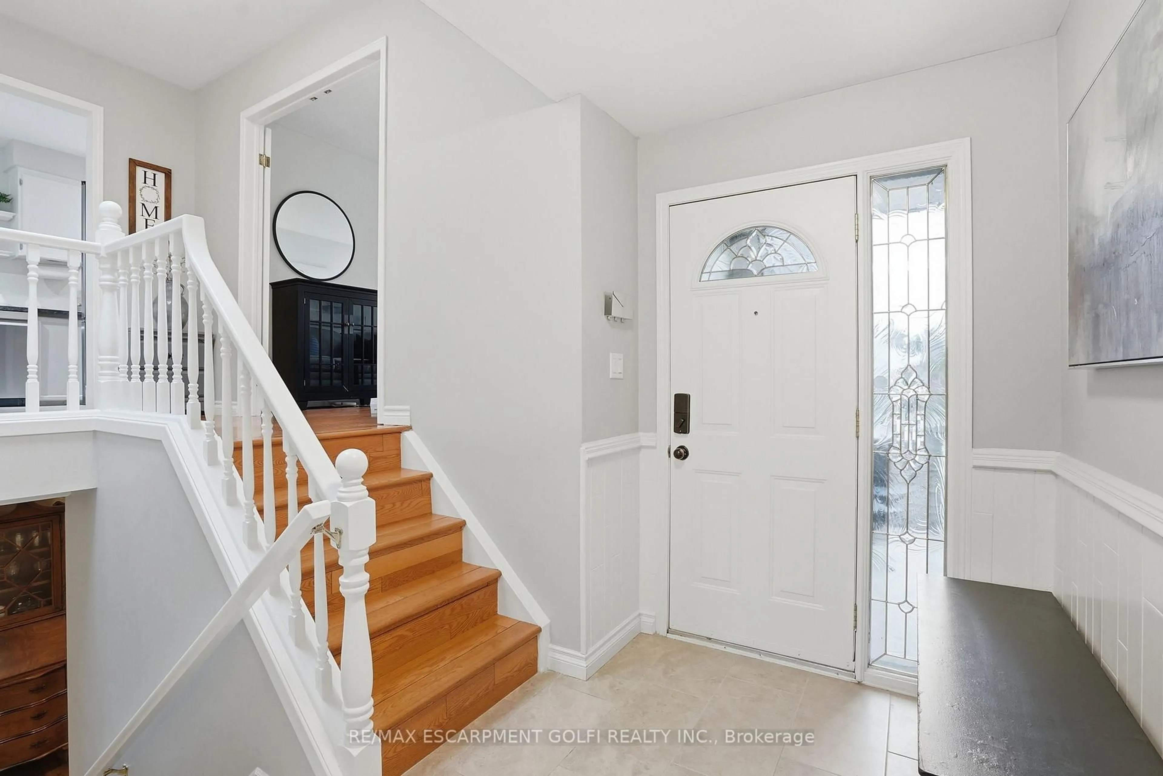 Indoor entryway for 676 Woodview Rd, Burlington Ontario L7N 3A5