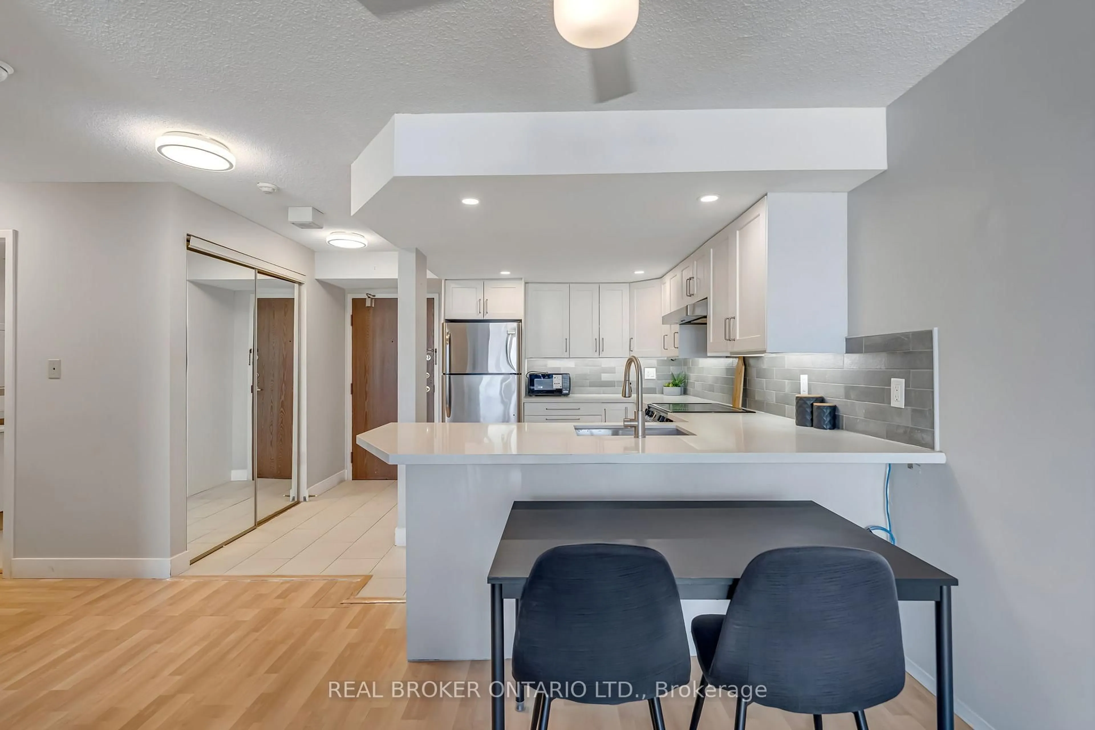 Open concept kitchen, unknown for 25 Agnes St #903, Mississauga Ontario L5B 3X7