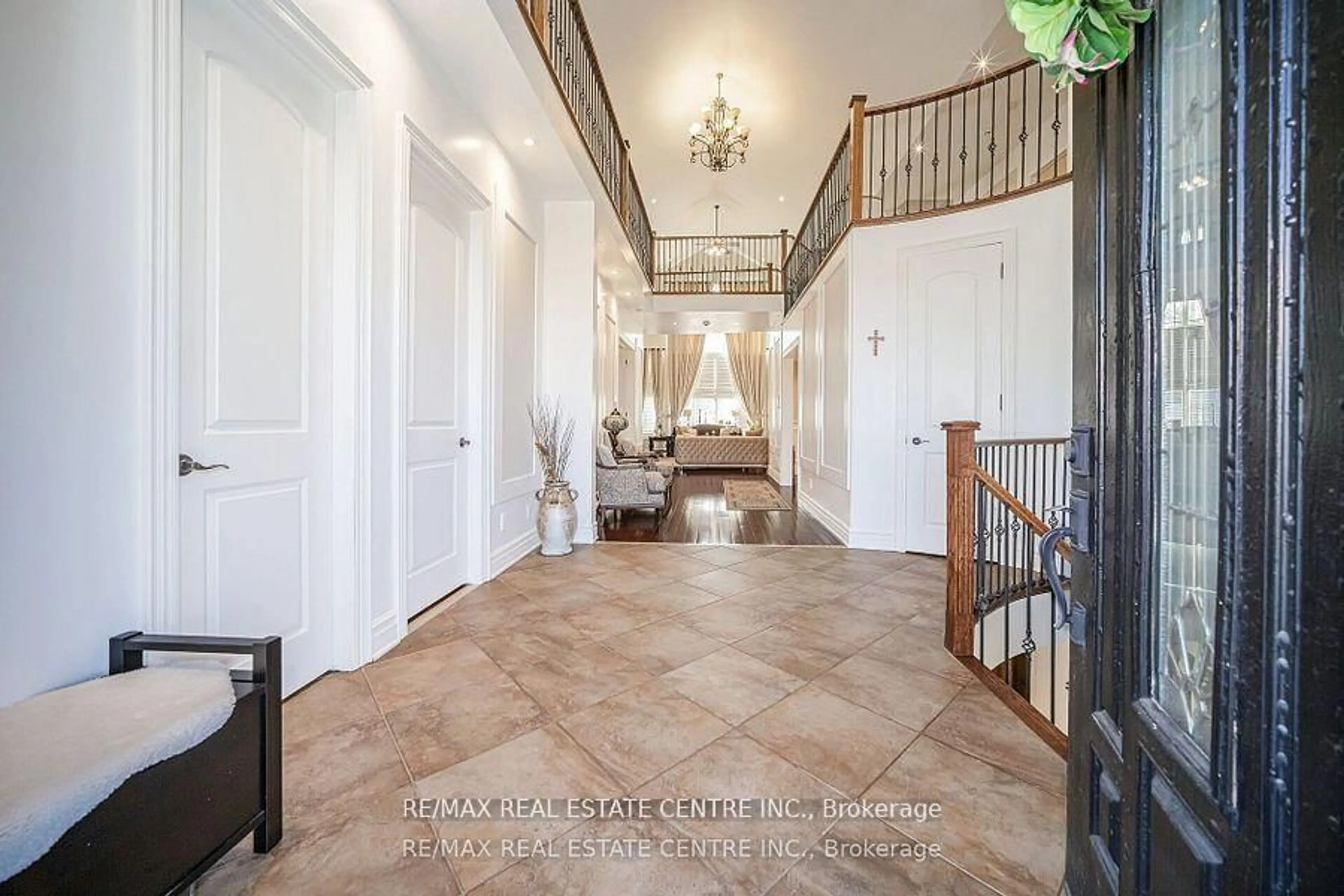 Indoor foyer for 14645 5 Sdrd, Halton Hills Ontario L4G 4S5